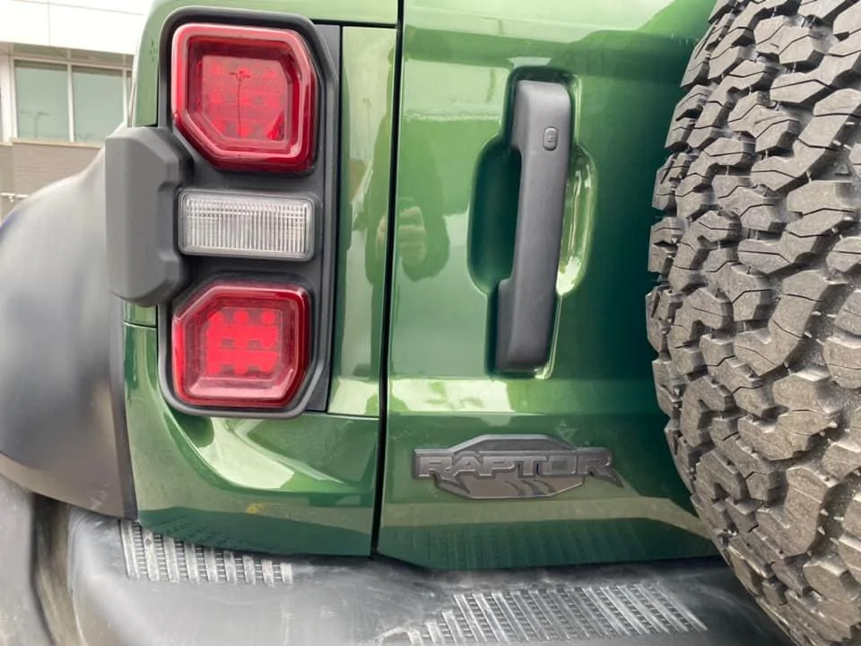 Ford Bronco Closeups of Eruption Green Bronco Raptor [updated w/ interior, suspension, engine underhood pics]) ronco-raptor-eruption-green-interior-engine-15-jpg