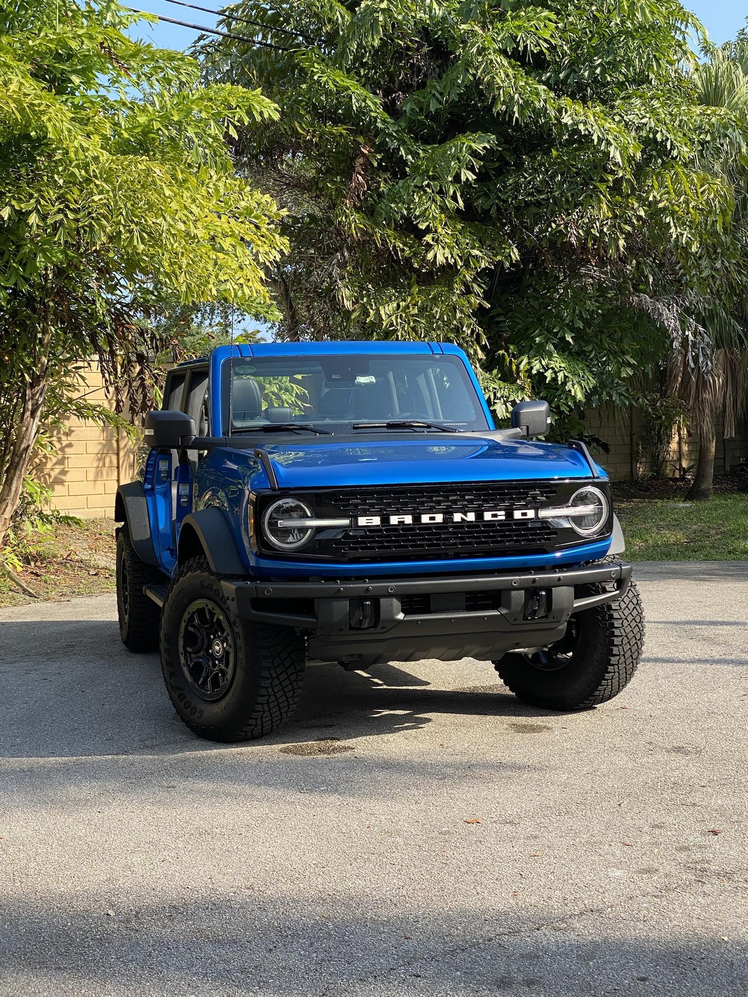 Ford Bronco VELOCITY BLUE Bronco Club n6DXBQc