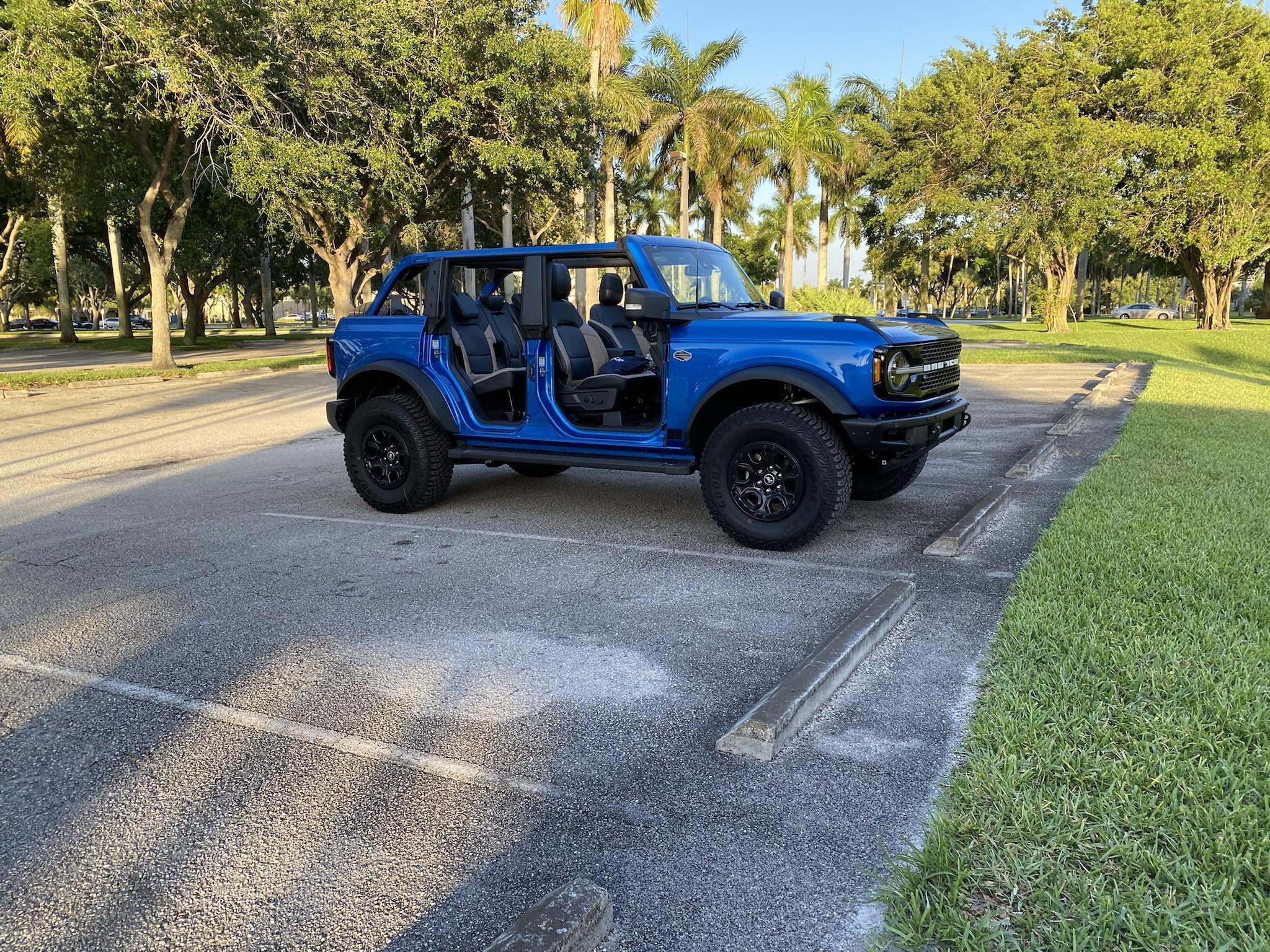Ford Bronco VELOCITY BLUE Bronco Club sErm3mw