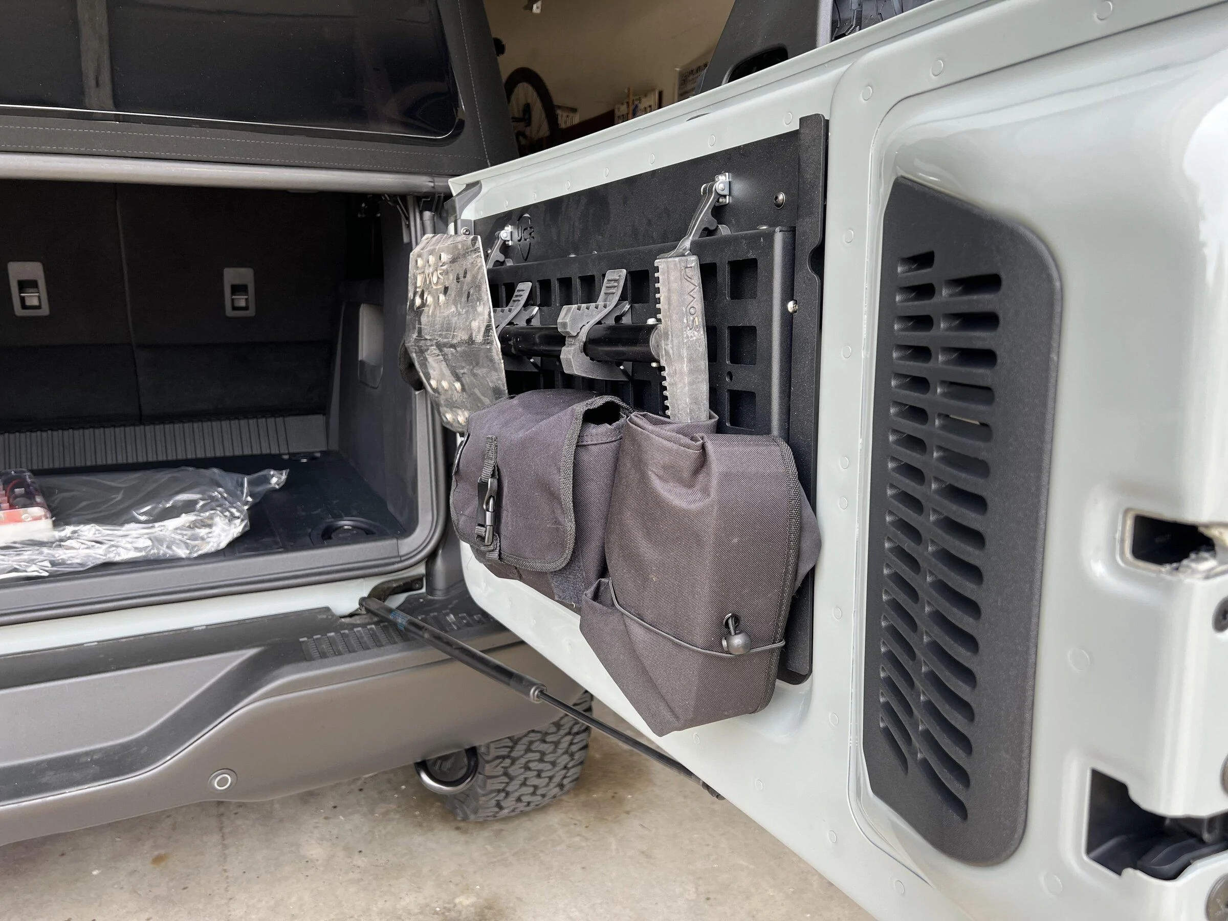 Ford Bronco JcrOffroad Fold down molle table has been released! 44357689-045F-4392-83E3-0CFE5C277BEF