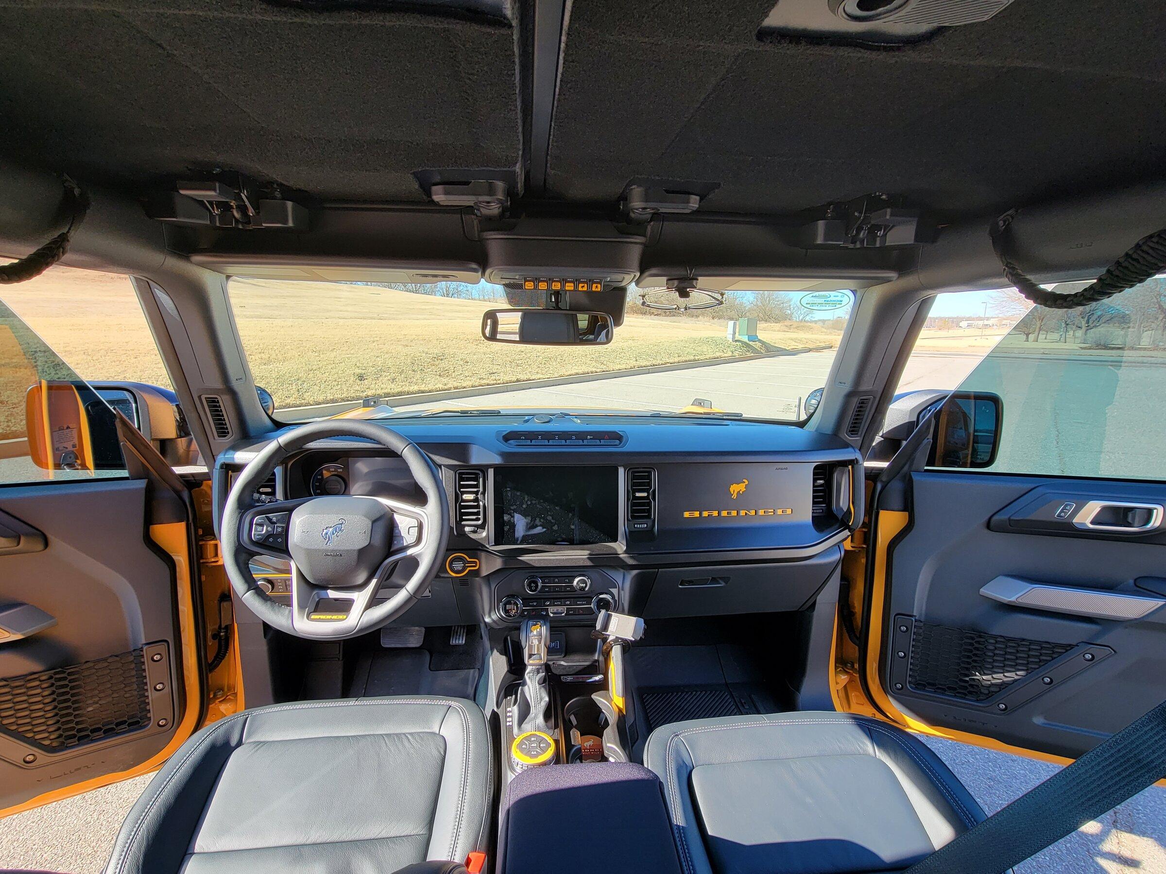 Ford Bronco Cyber Orange vs Yellow 20220212_143457