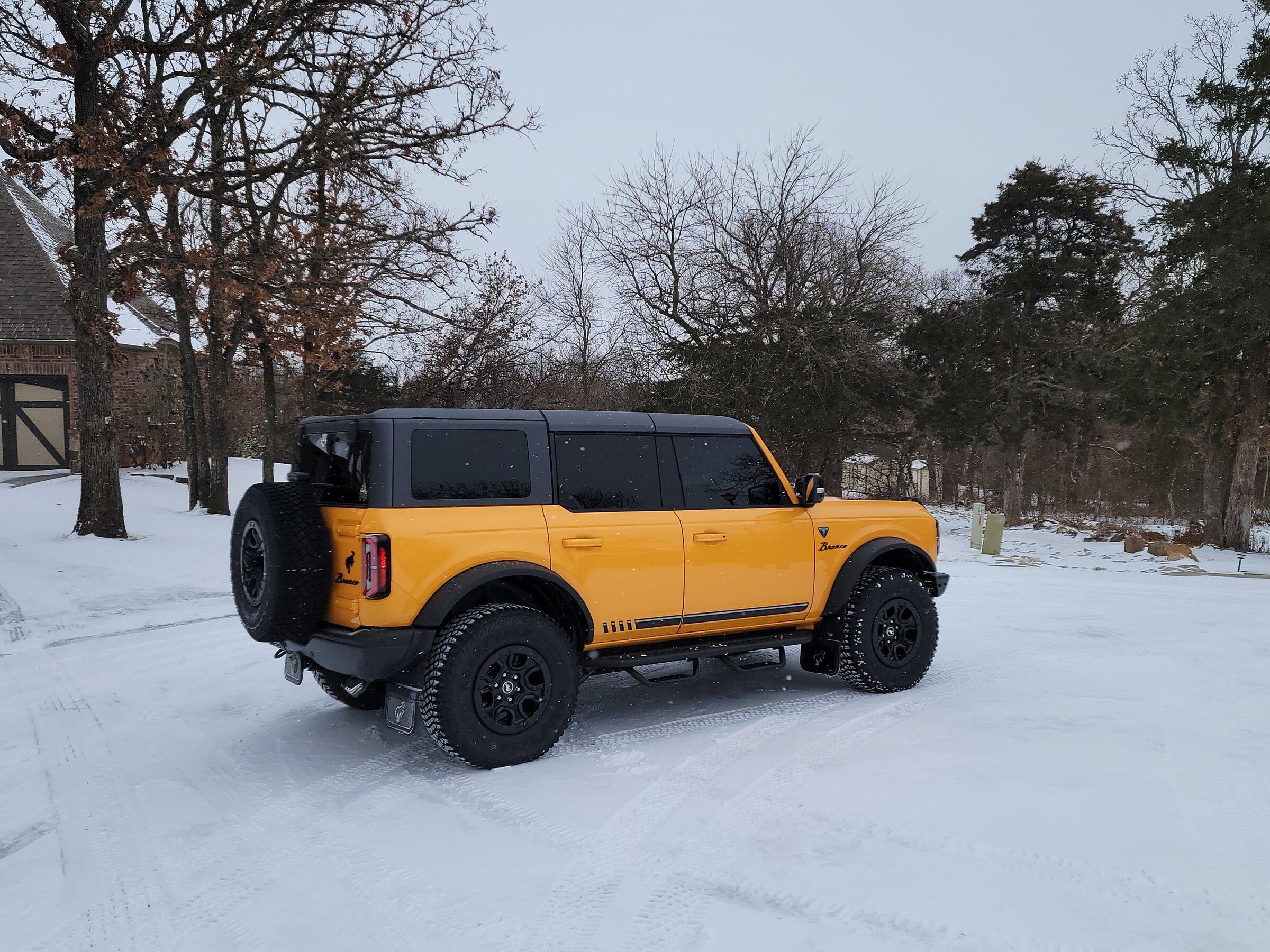 Ford Bronco Cyber Orange vs Yellow 20220203_120909