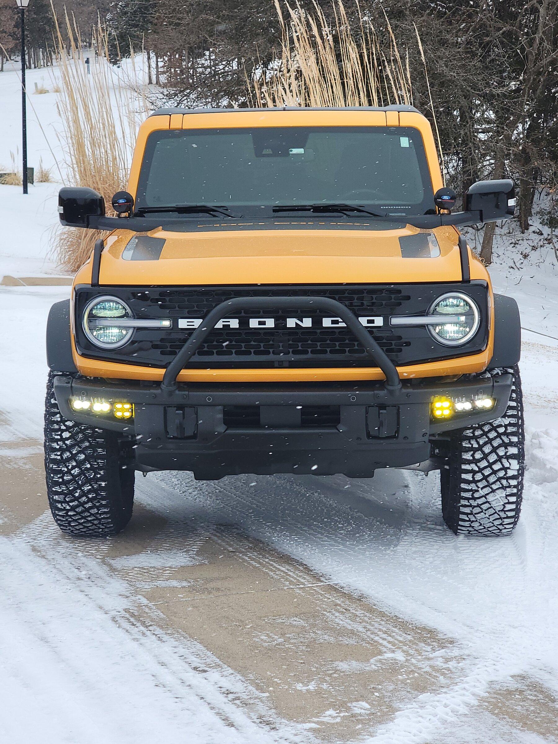 Ford Bronco Cyber Orange vs Yellow 20220203_115421