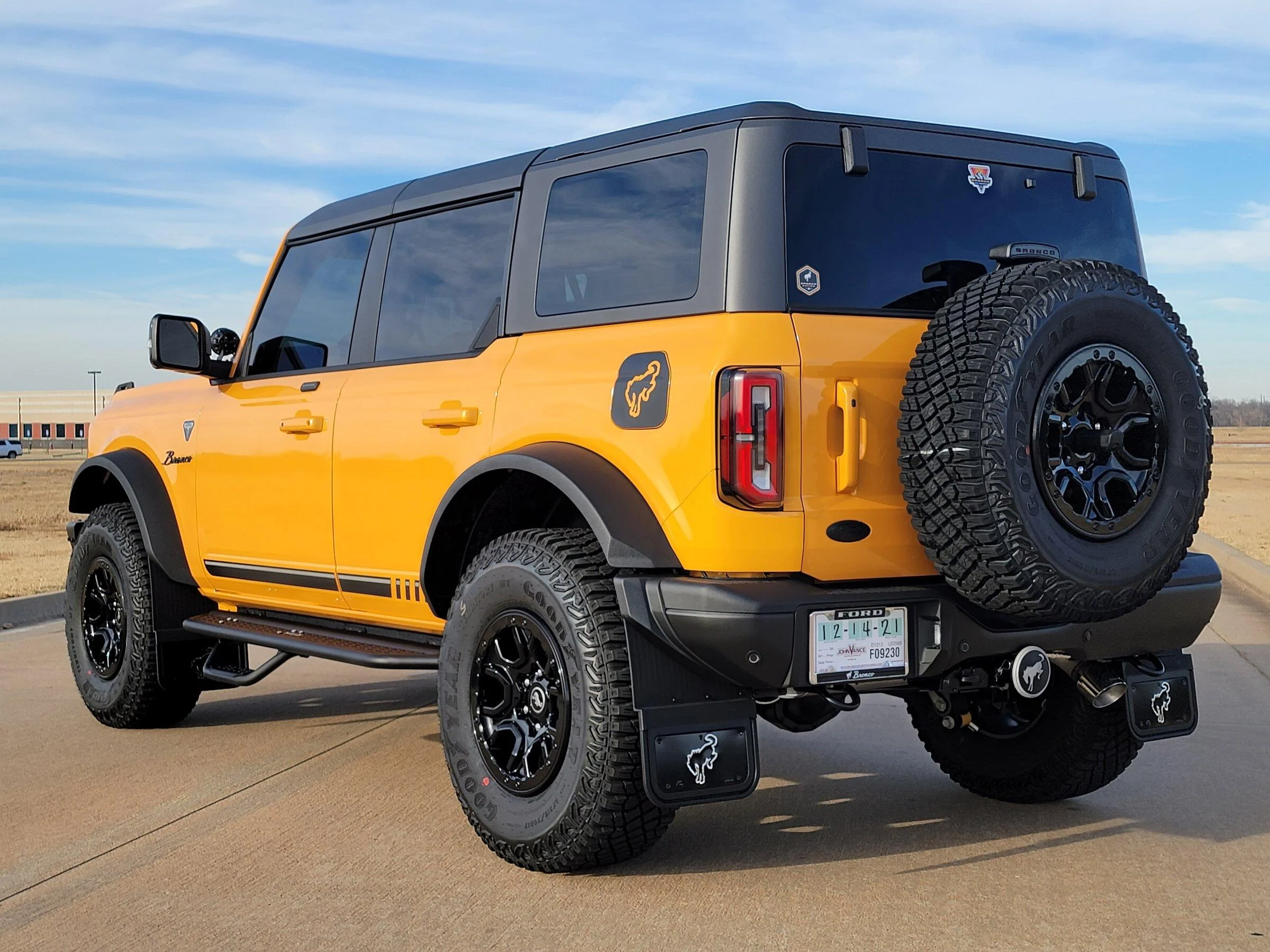 Ford Bronco Cyber Orange vs Yellow 20211230_151355
