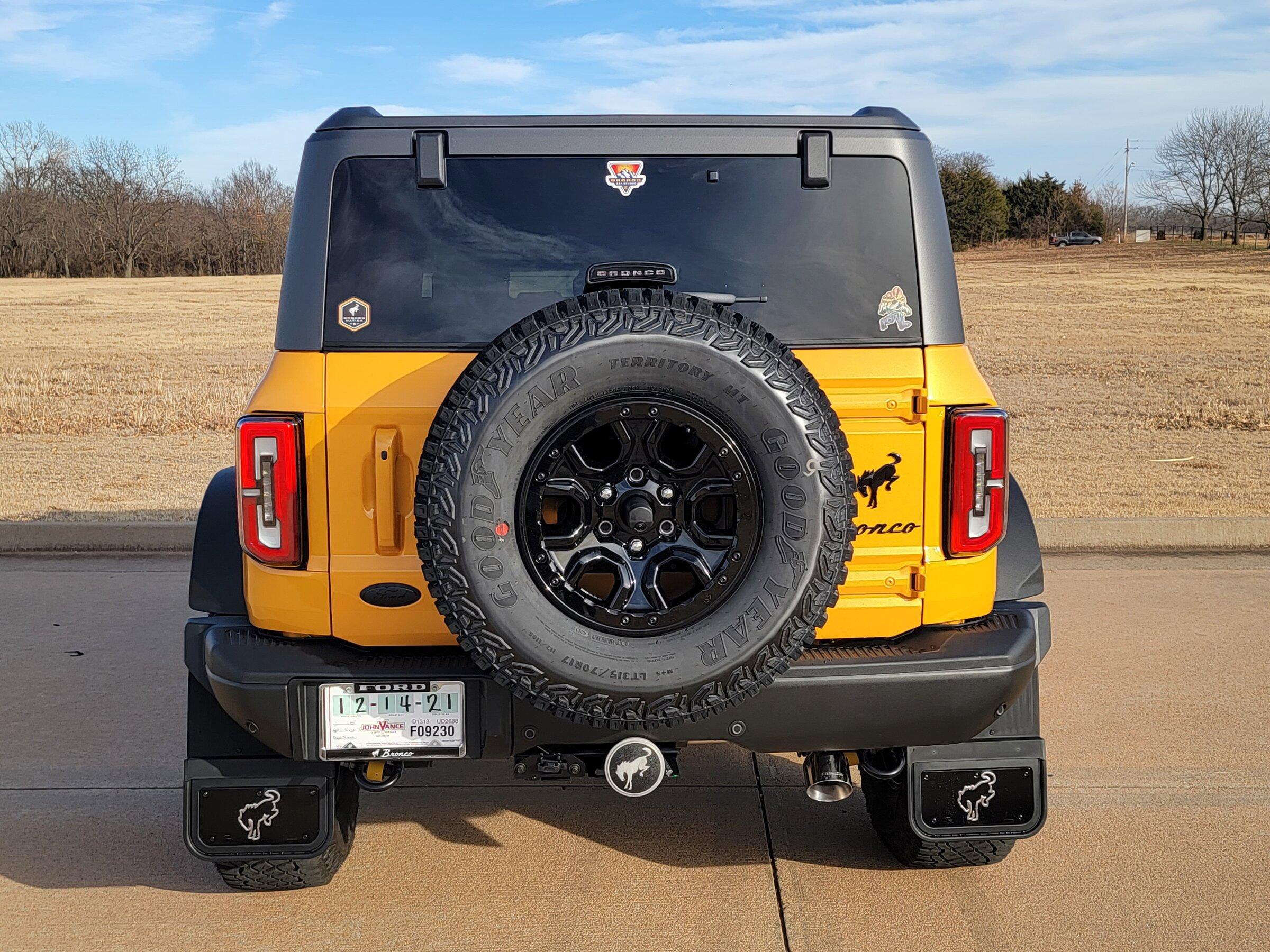 Ford Bronco Cyber Orange vs Yellow 20211230_150929