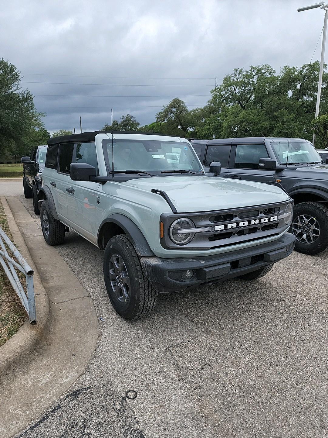 Ford Bronco 🛠 1/17/2022 Build week group 787C2584-CD31-4862-BDED-009C2A8602E2