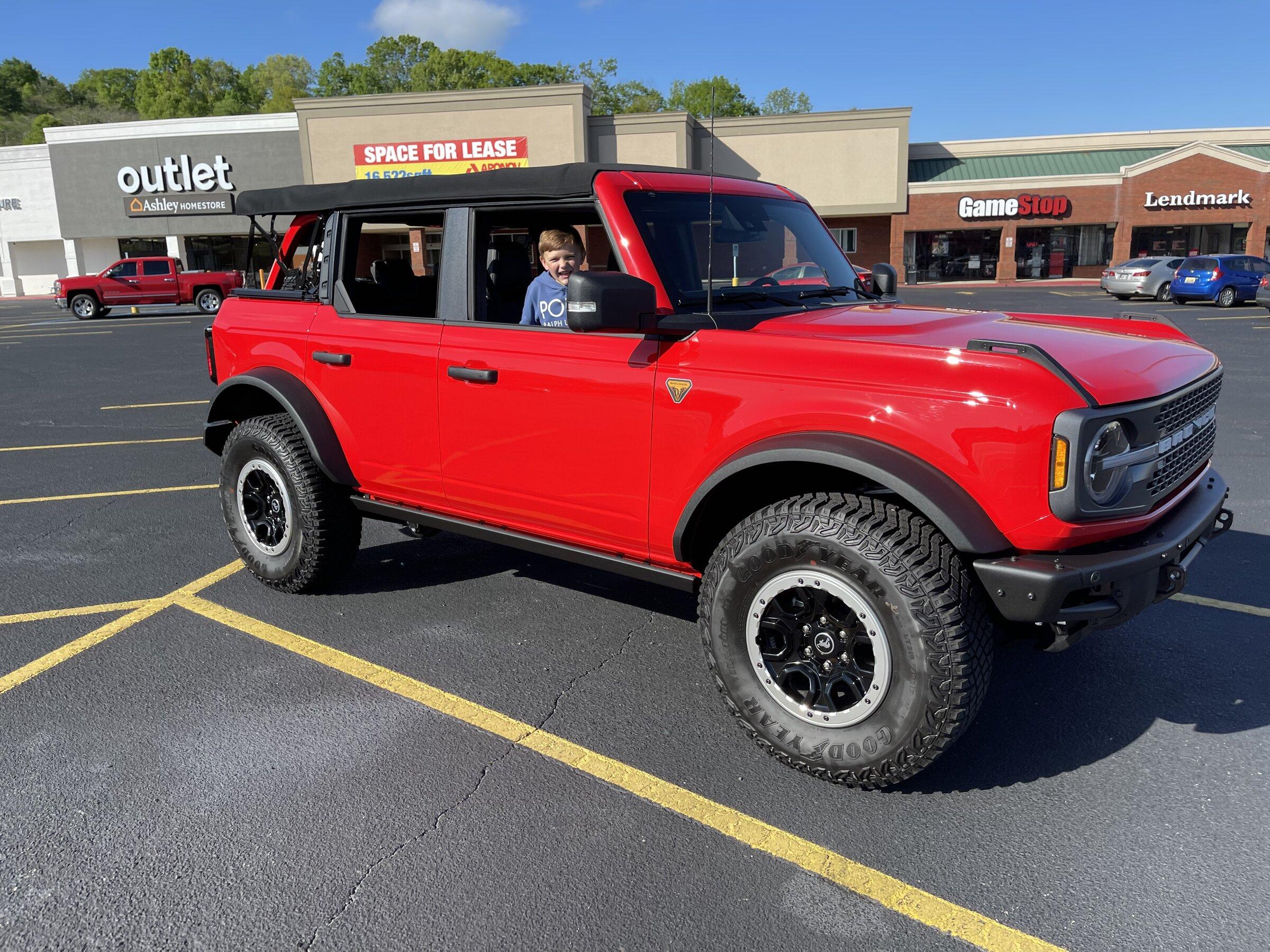 Ford Bronco RACE RED Bronco Club 46A5213A-3E88-4487-89EA-94A3800DDF43