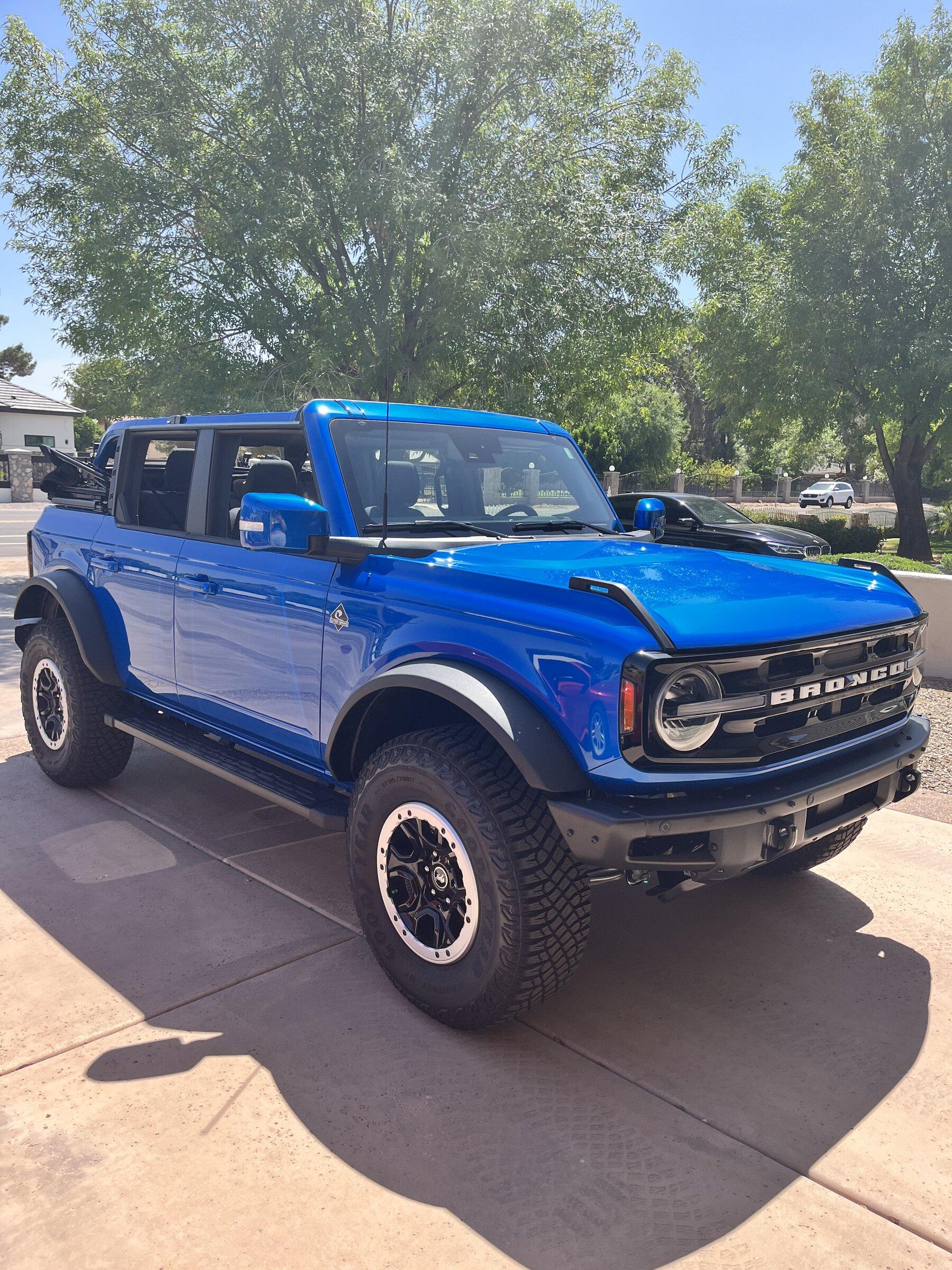 Ford Bronco VELOCITY BLUE Bronco Club 65D6EC72-EC23-407B-B8DE-AFBEEC6CD13F