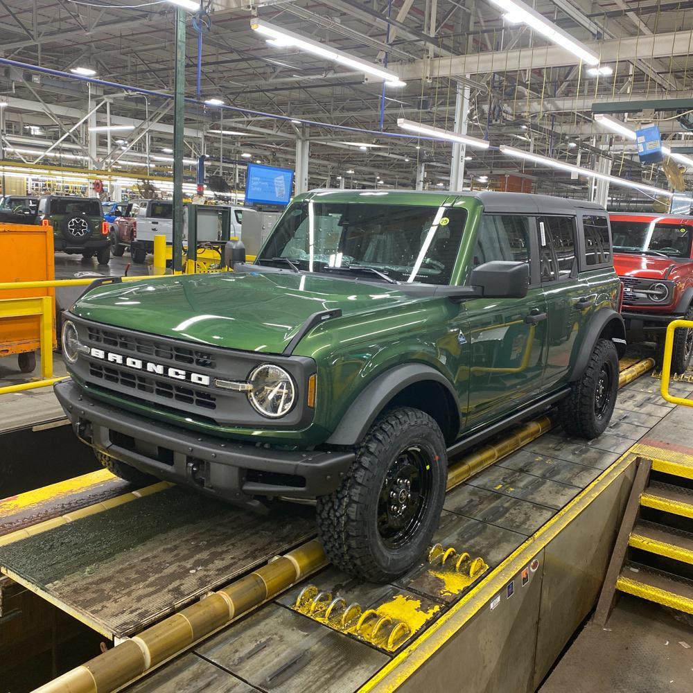 Ford Bronco 4/18/22 Build Week Group. Bronco assembly line photo