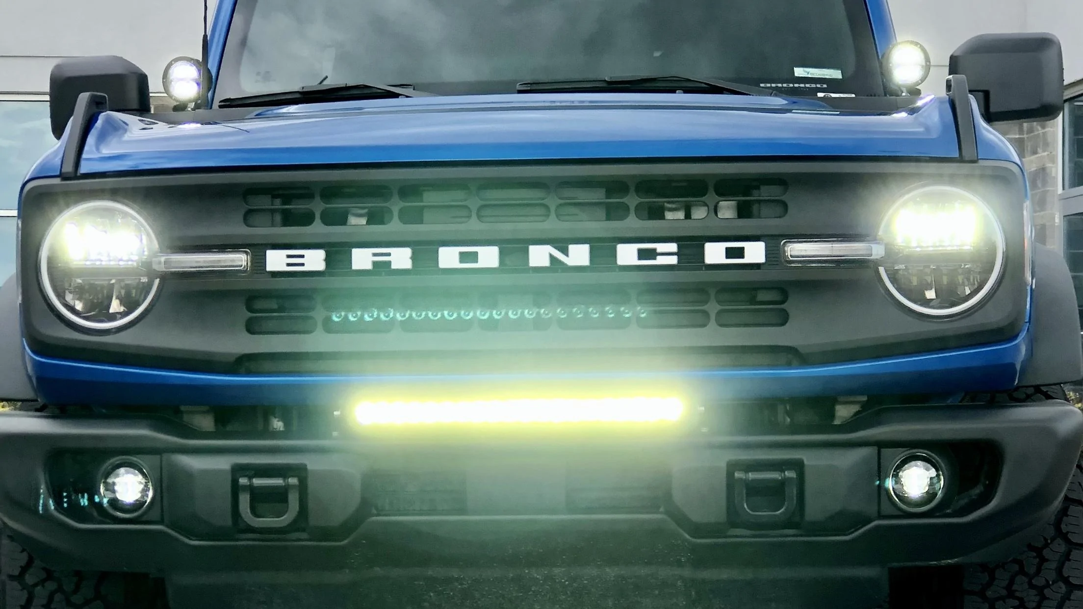 Ford Bronco VELOCITY BLUE Bronco Club IMG_8049