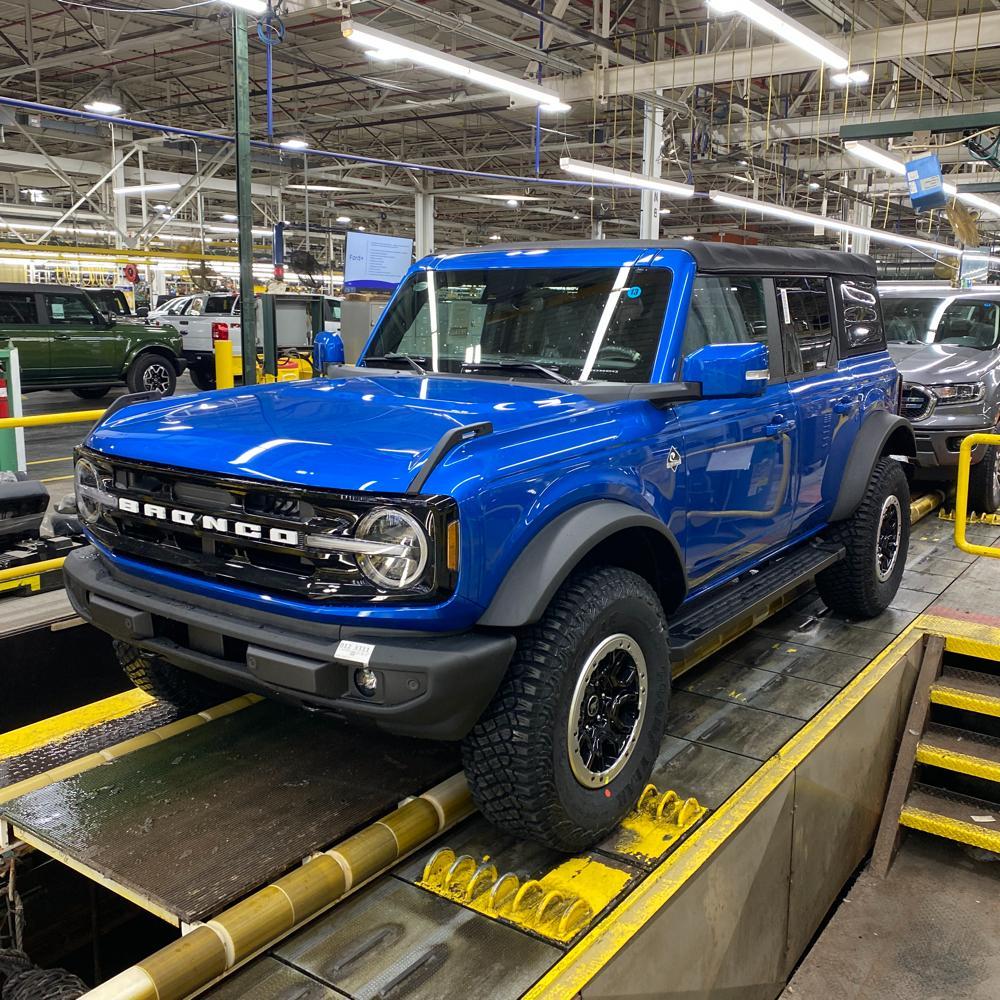 Ford Bronco Base Model added Badlands Wheels and Tires F77C85E2-77B3-43EC-A141-E2EDE68BCE3F