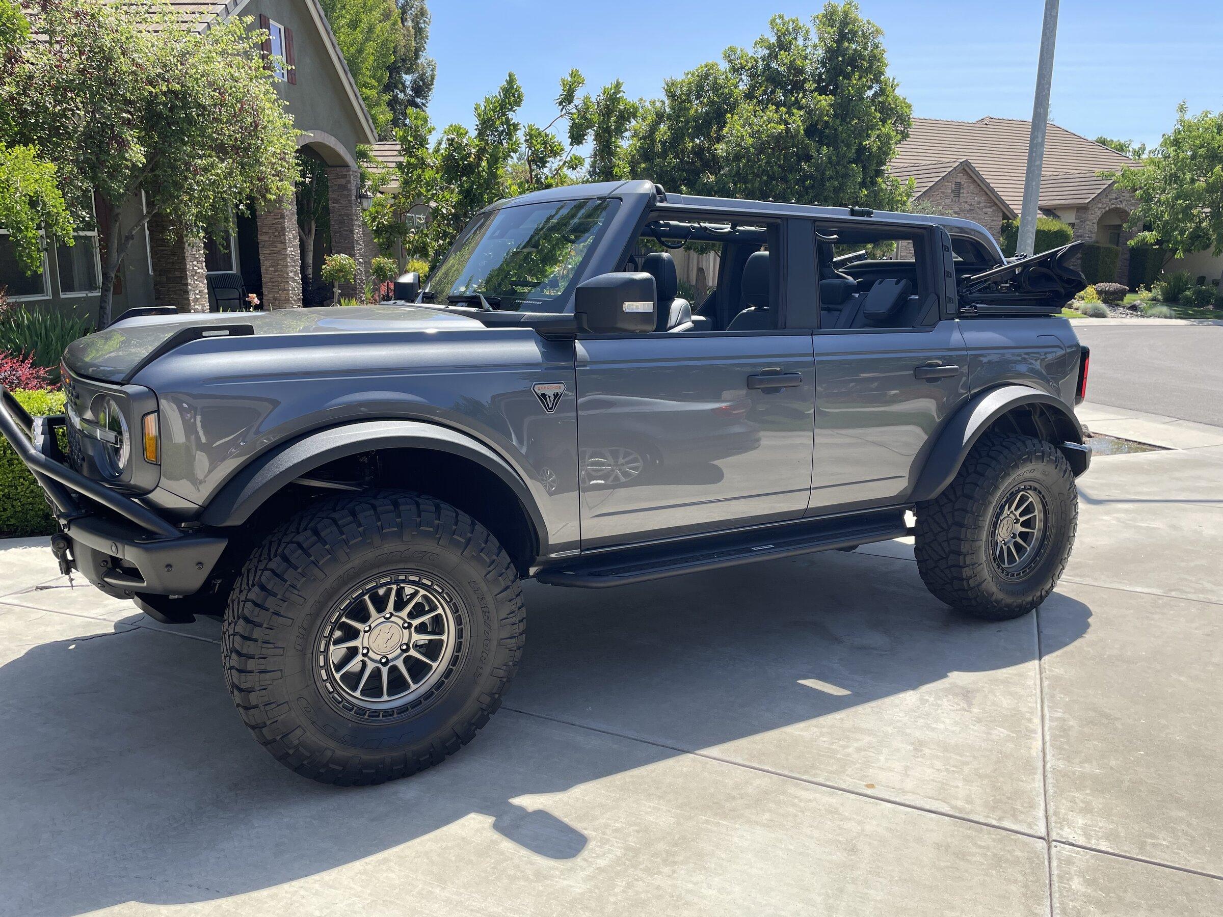 Ford Bronco CARBONIZED GRAY Bronco Club 2E17AD6B-C01C-44FB-92BC-FE00BD7F94B9