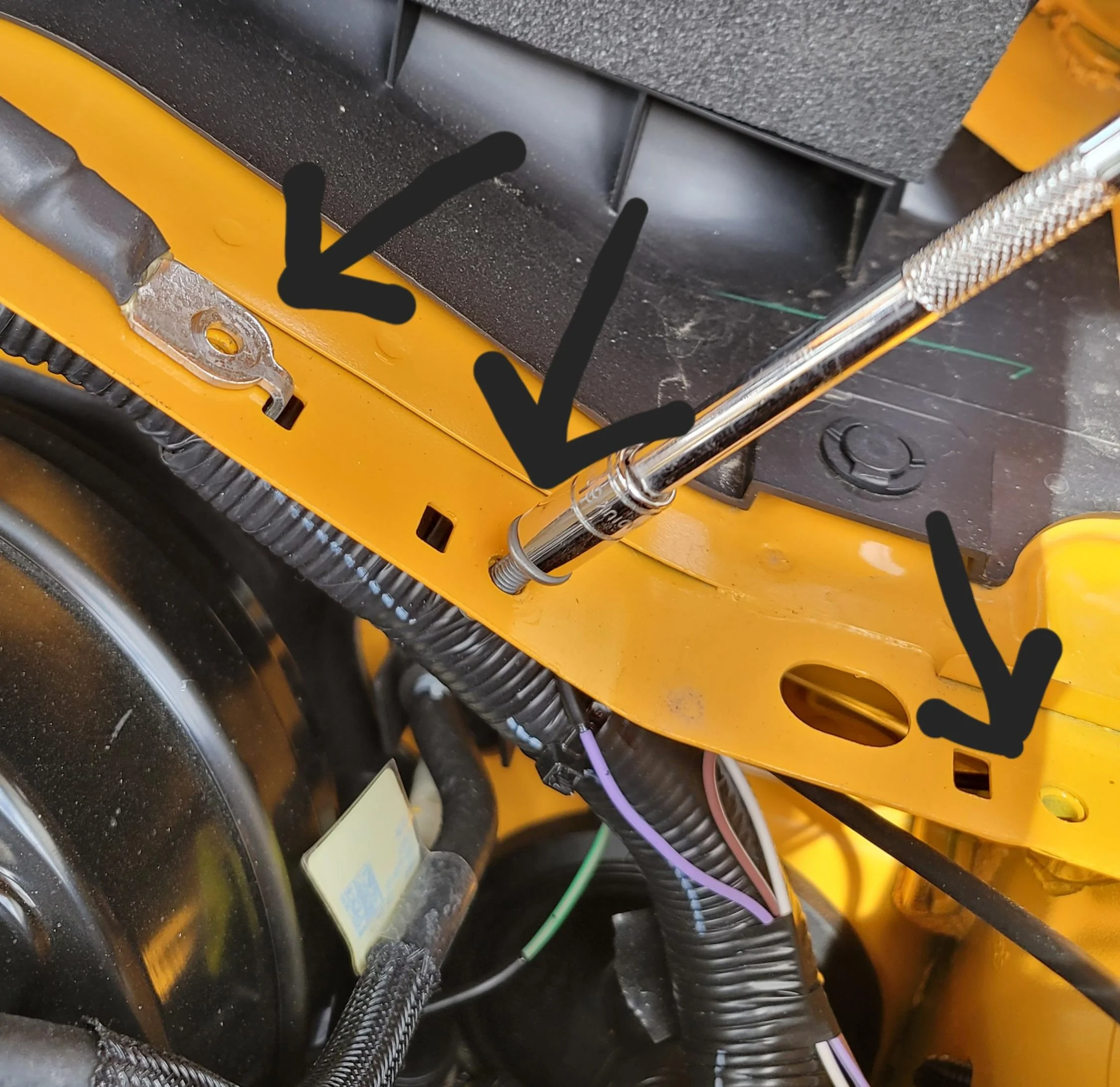 Ford Bronco Convenient spots for relays and grounds in engine compartment 20220430_160650
