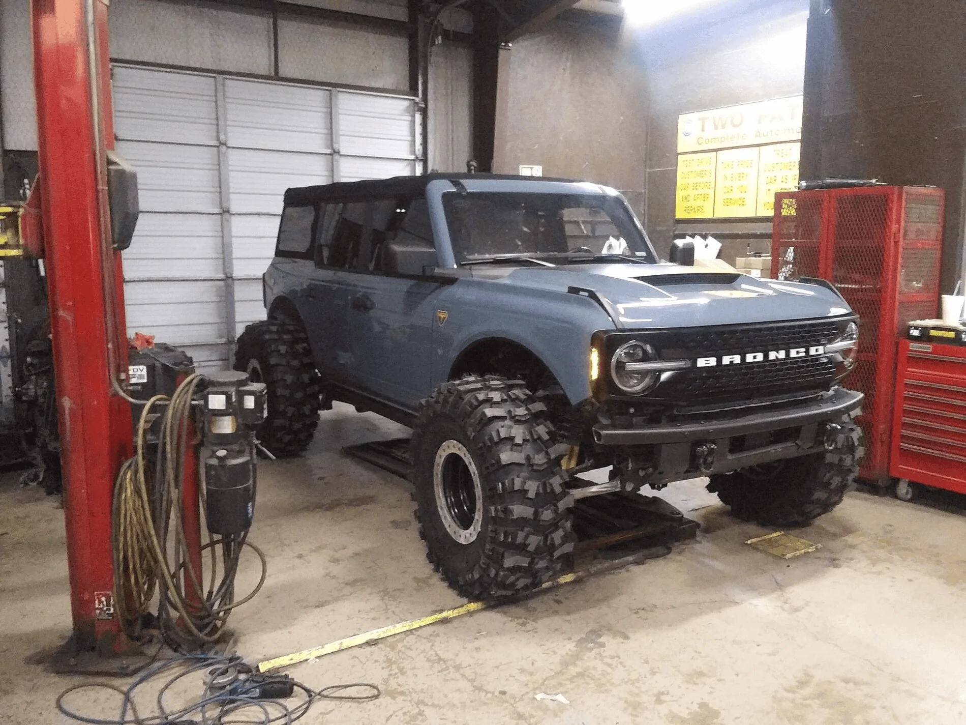 Ford Bronco Bronco's on 40's 1652206511439