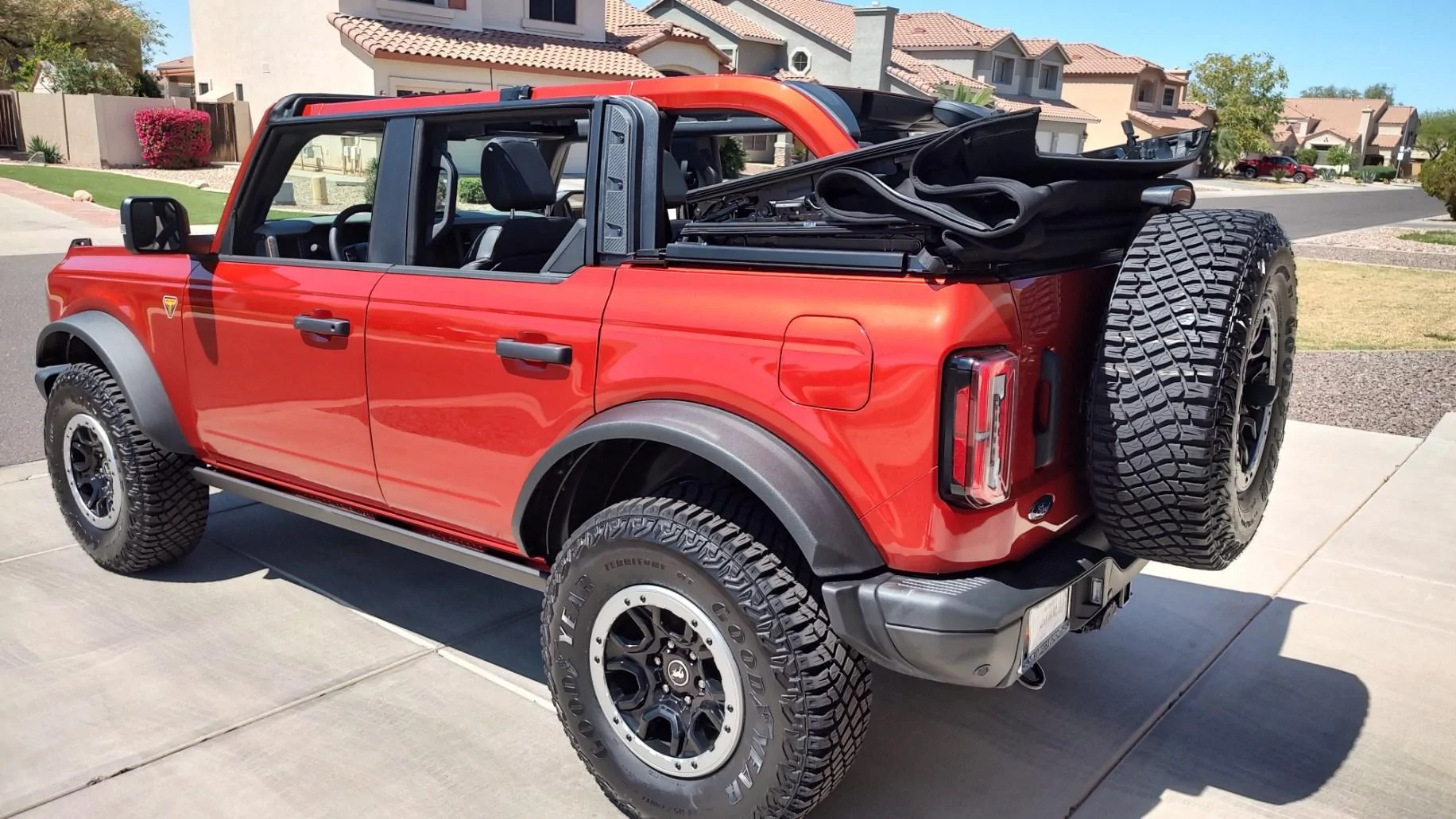 Ford Bronco HOT PEPPER RED Bronco Club 29F1AA44-F597-4ABD-92E2-459548A8BF71