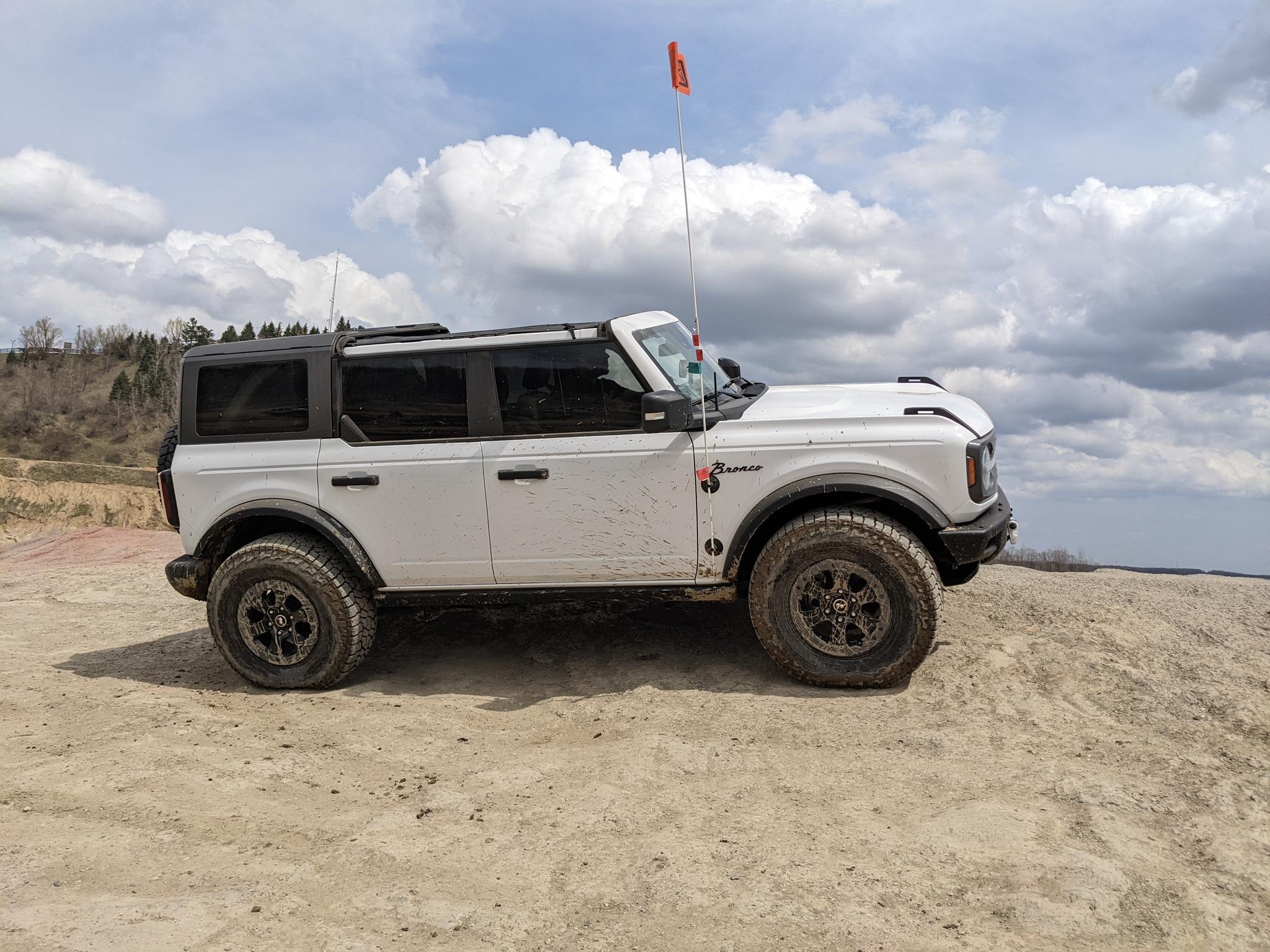 Ford Bronco Non SAS Badlands 1 inch level top of Magna