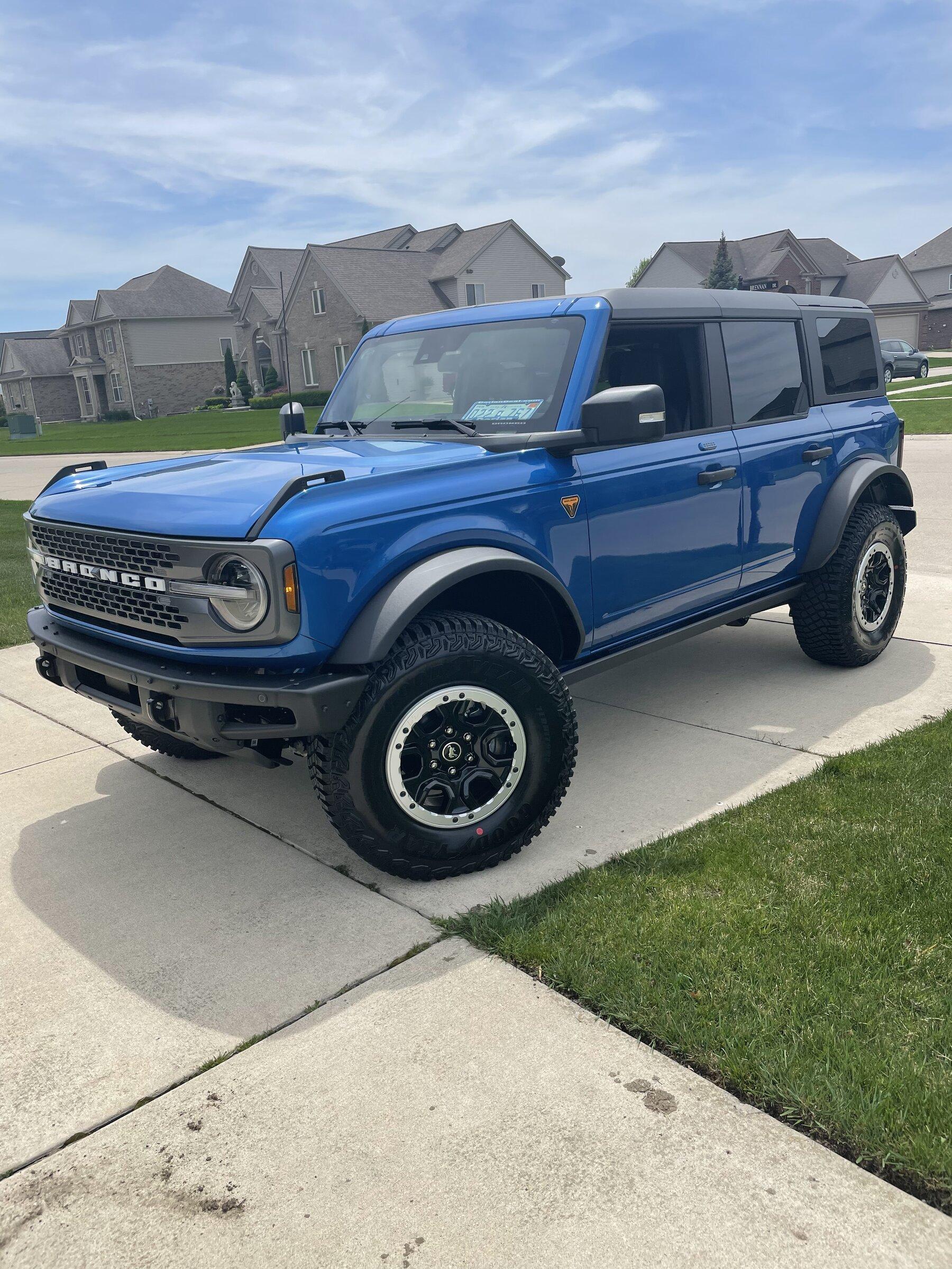 Ford Bronco VELOCITY BLUE Bronco Club F279B222-7FD0-487E-B1E8-DA7E1D169F15