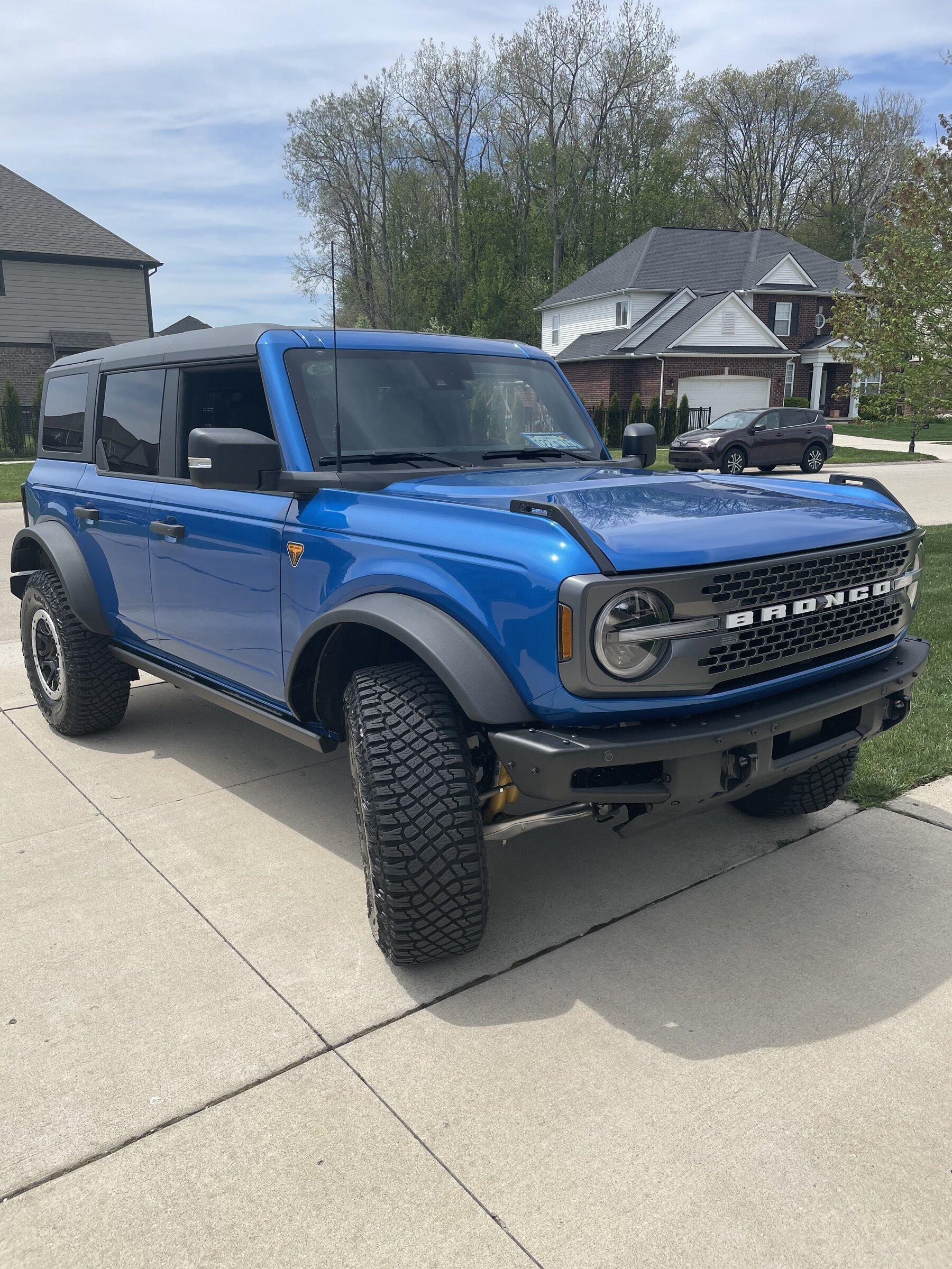 Ford Bronco VELOCITY BLUE Bronco Club D777098F-2E1B-40D5-BAD3-91FF06B739E2