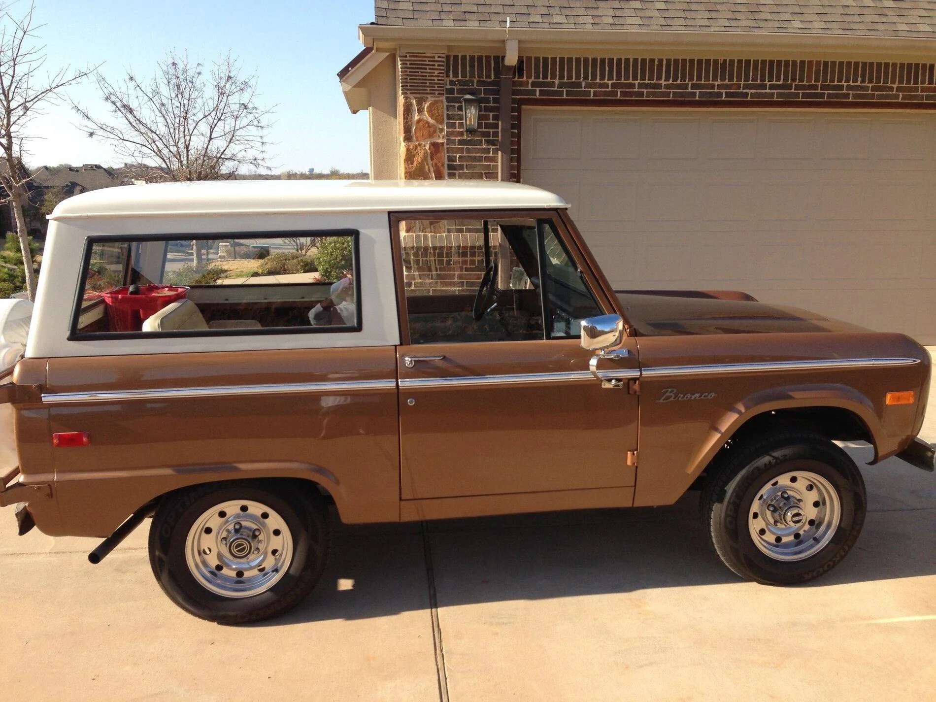 Ford Bronco OG vs Modern 7EACDA0E-D326-486F-A71B-D1076A57BFA4