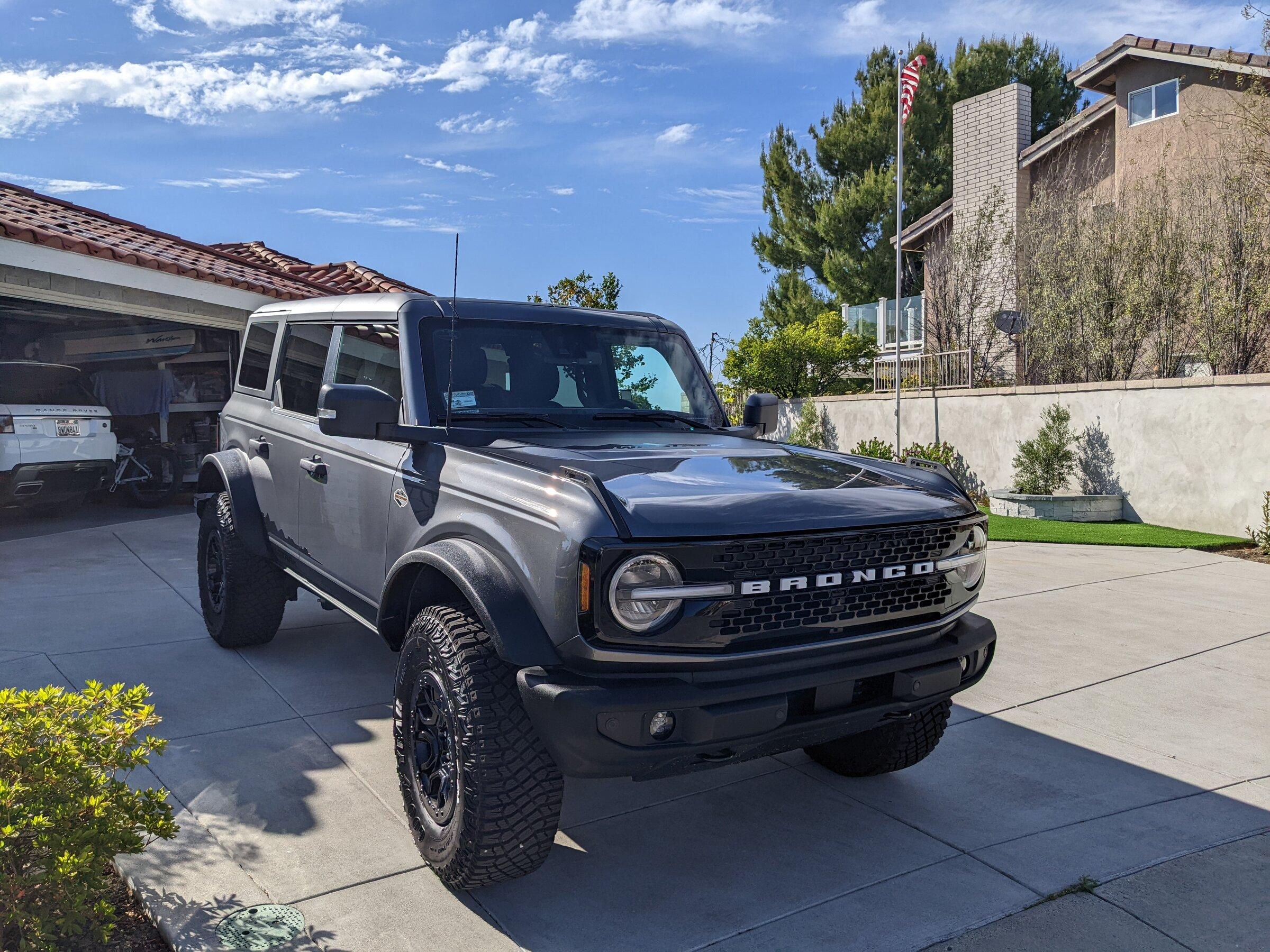 Ford Bronco CARBONIZED GRAY Bronco Club broncopic2