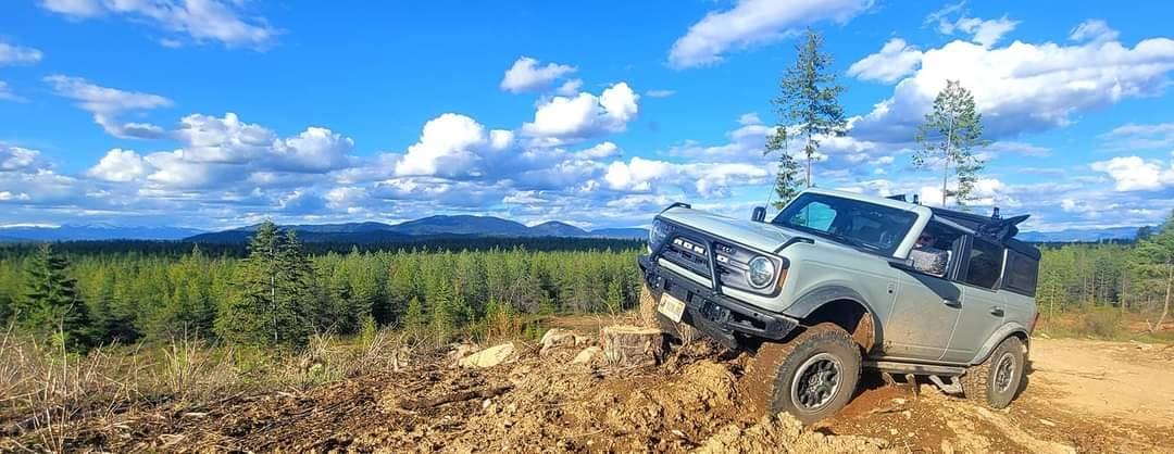 Ford Bronco Two Broncos and a Jeep Run Compressor Trail 282102193_3095586970652887_60915152781734262_n