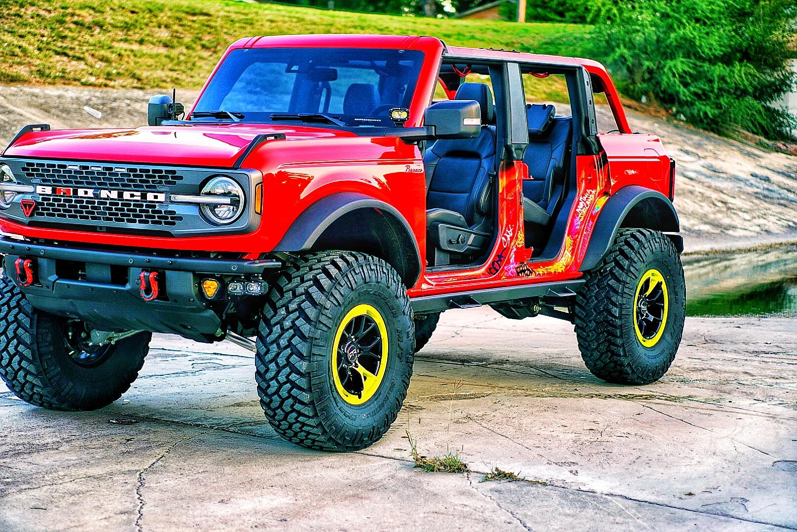 Ford Bronco My Badlands Race Red on 38's, 17" RTR wheels, 4.5" custom lift, custom steps & graffiti dsc00811-01-jpe