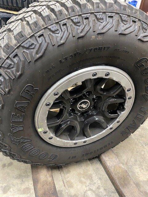 Ford Bronco Badlands Sasquatch take offs with TPMS Wheel1