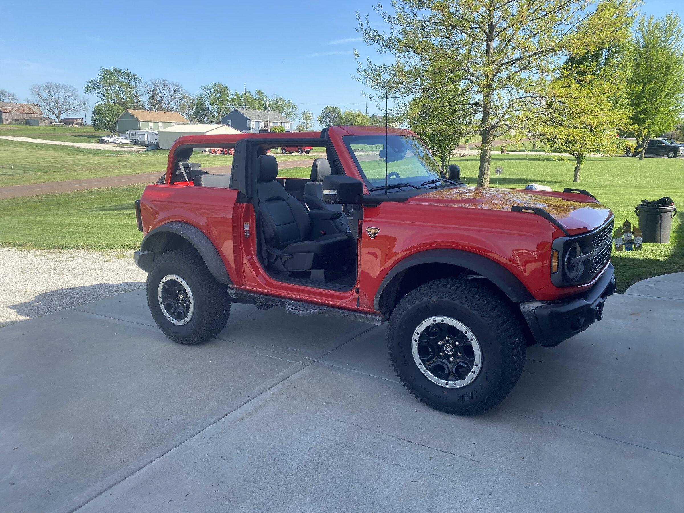 Ford Bronco RACE RED Bronco Club 91D396F6-9987-490A-8CA8-684D975D32BD
