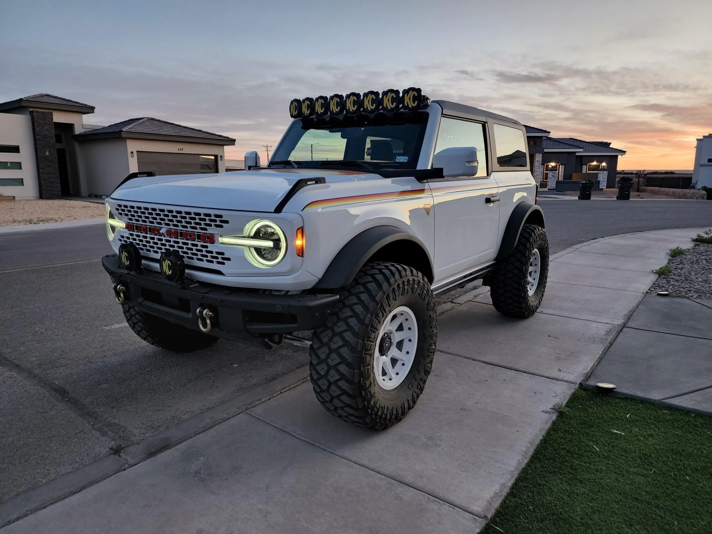 Ford Bronco 2022 "Heritage Edition" White 2 Door Bronco Build 20220515_200951