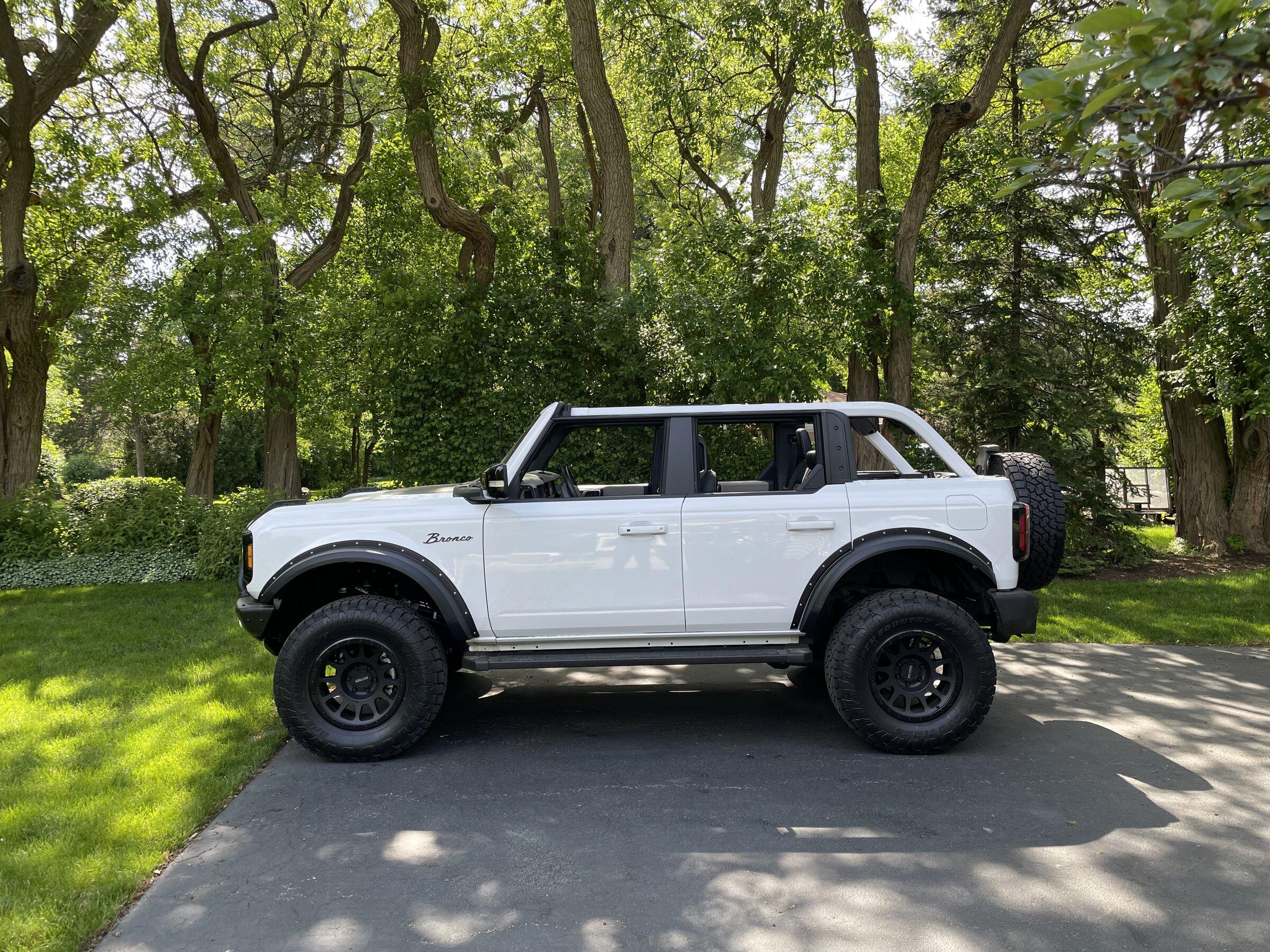 Ford Bronco OXFORD WHITE Bronco Club C1E2F251-55C7-41AF-A5A5-5F93B6B9A44D