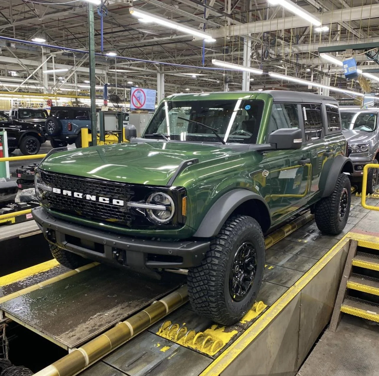 Ford Bronco ERUPTION GREEN Bronco Club A52EA62D-5DFF-4C66-A858-F4D10FF781DD
