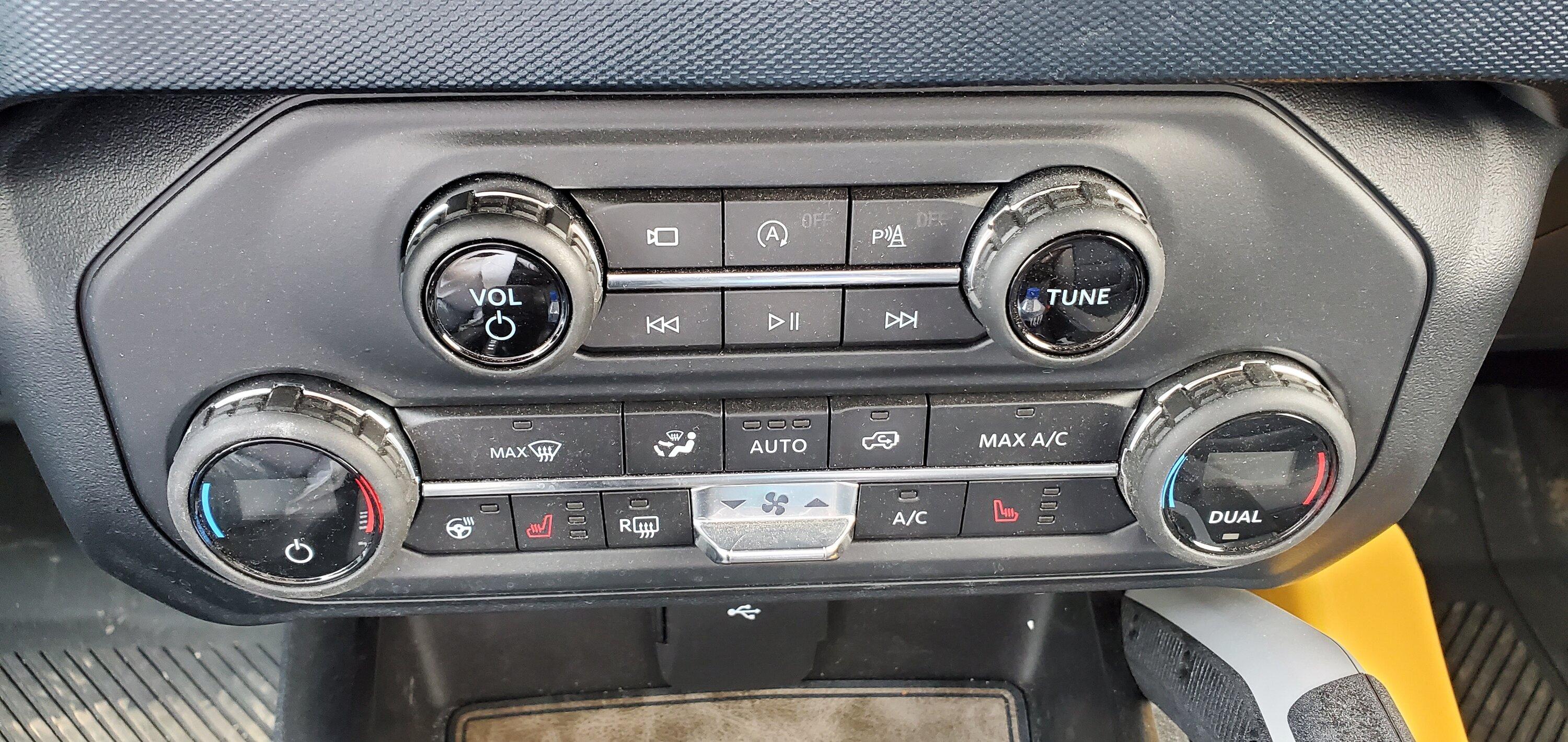 Ford Bronco Does the Bronco have heated side mirrors? 220622_115022759