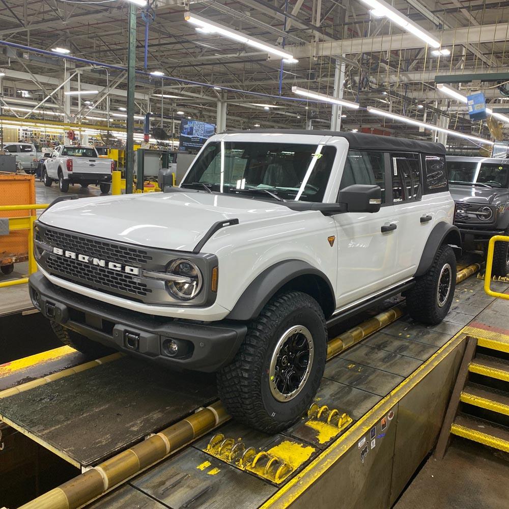 Ford Bronco OXFORD WHITE Bronco Club image (2)
