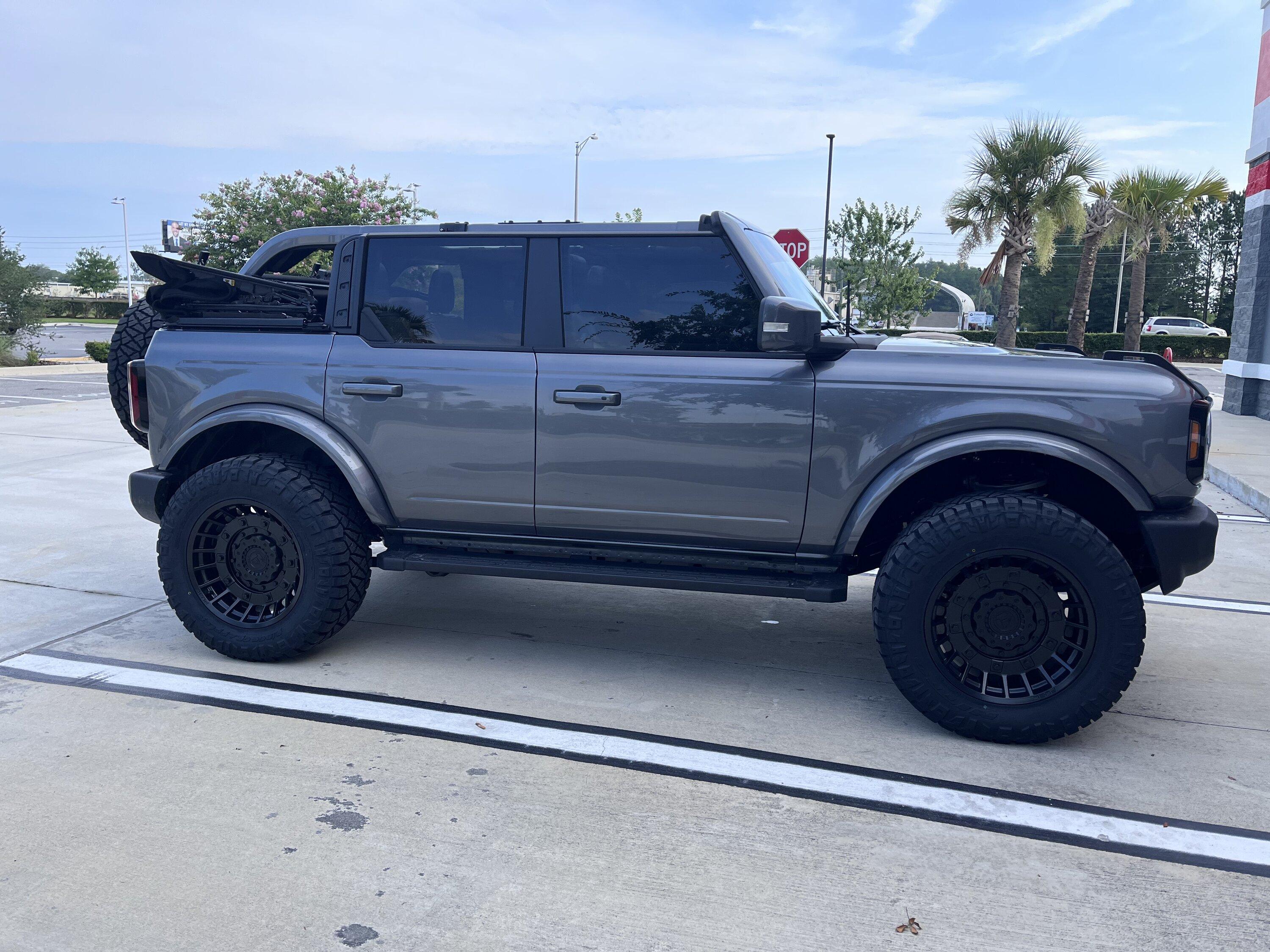 Ford Bronco CARBONIZED GRAY Bronco Club DFFC20EA-B461-444F-BBB4-32A00F539772