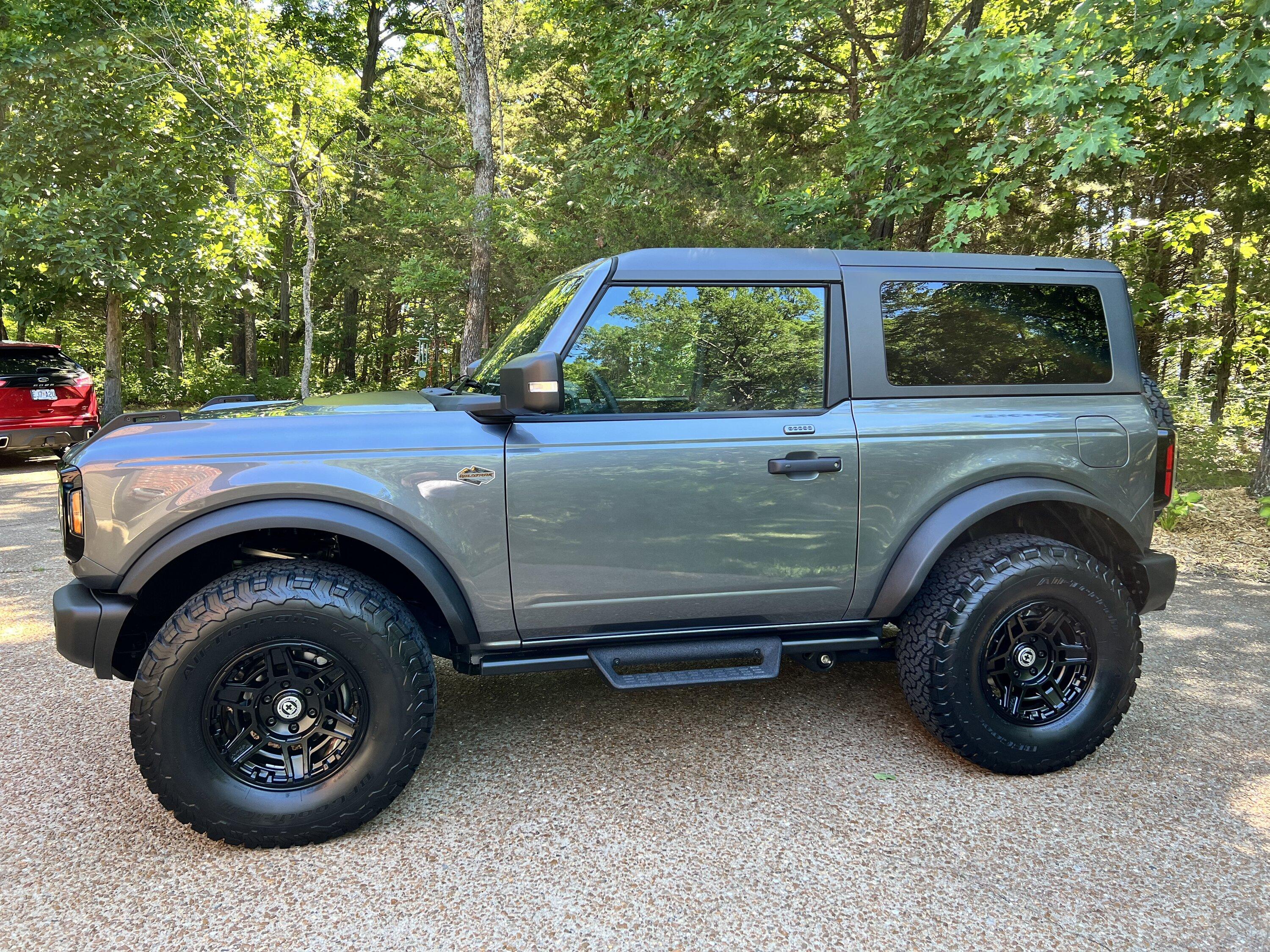 Ford Bronco CARBONIZED GRAY Bronco Club Carbonite drivers.JPG