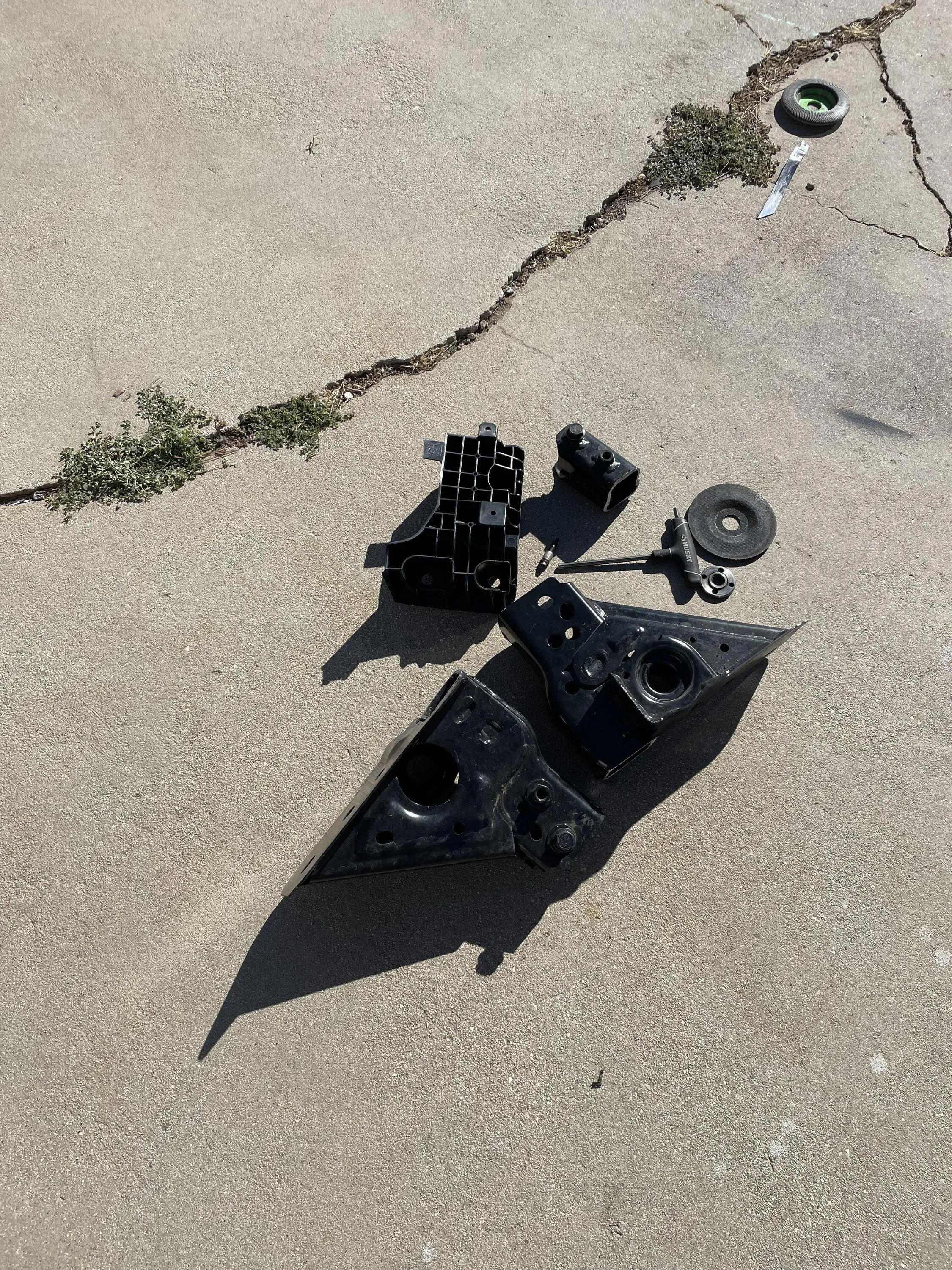 Ford Bronco 2-door desert runner Bronco w/ custom tire carrier B1D635B2-F684-4DC1-8A9F-3DDFE5849BAA