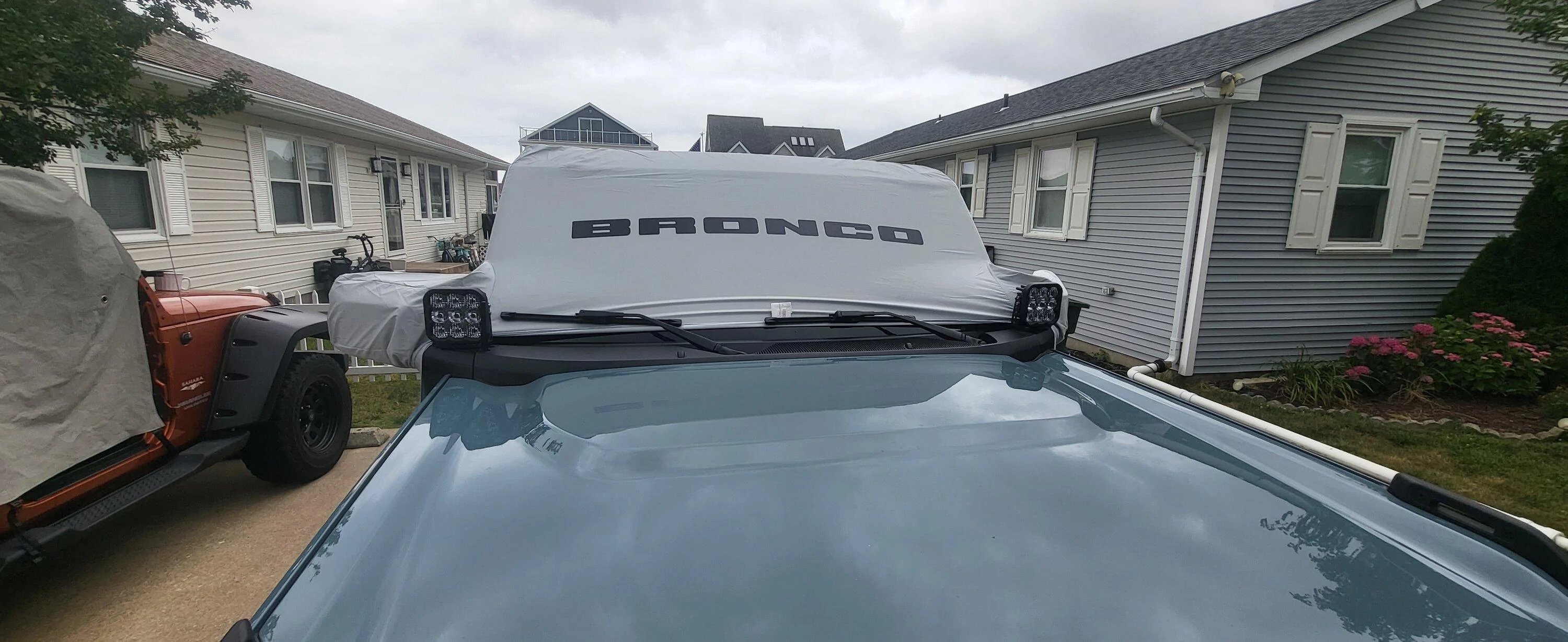 Ford Bronco FORD Cockpit Cover review(Spoiler its Useless) 20220703_095529