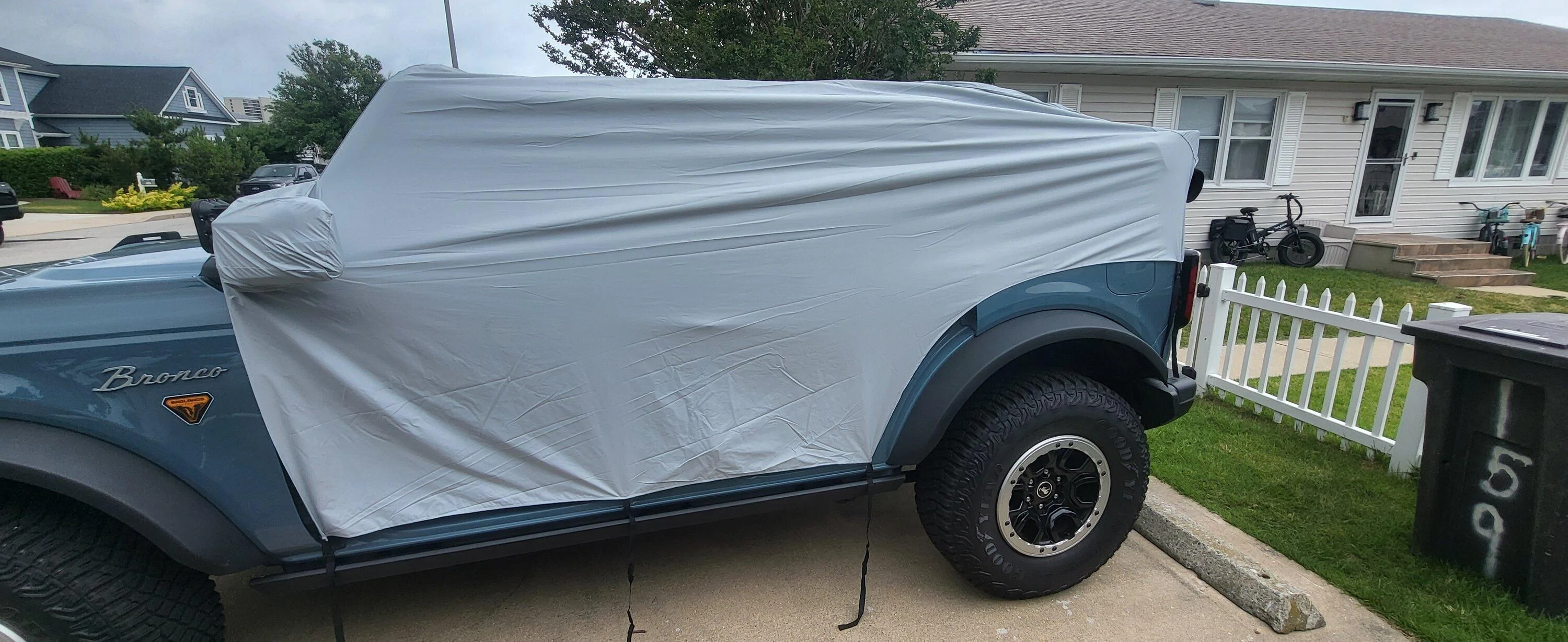 Ford Bronco FORD Cockpit Cover review(Spoiler its Useless) 20220703_095543