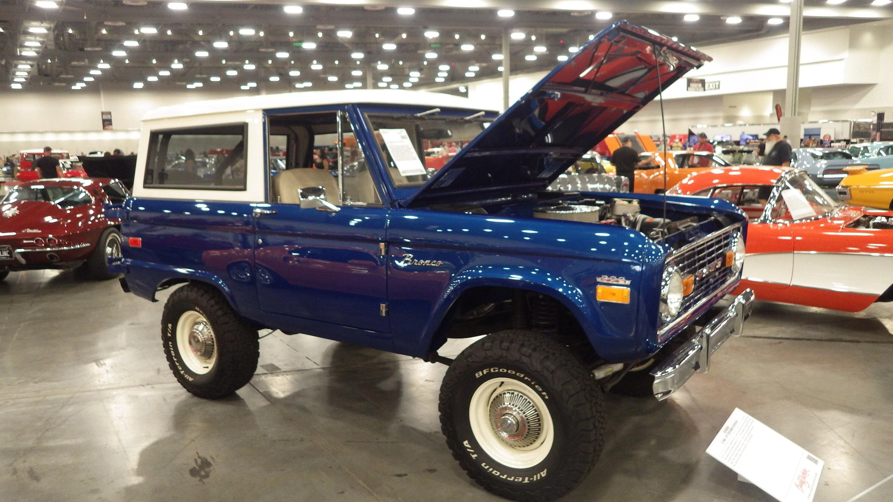 Ford Bronco Bronco fever breaks out at Las Vegas Barrett-Jackson Auto Auction - JULY 2022 Blue bronco
