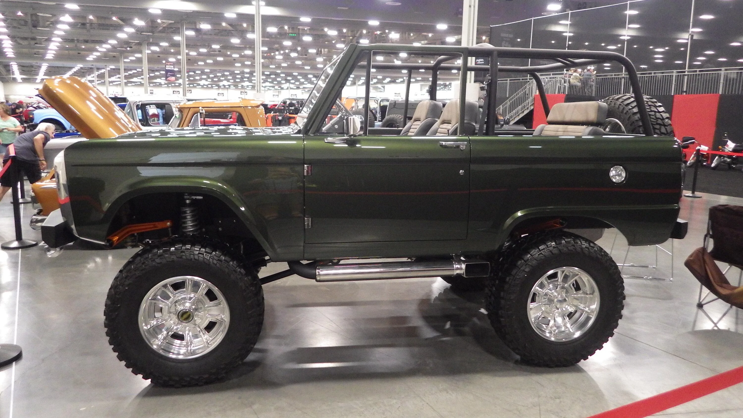 Ford Bronco Bronco fever breaks out at Las Vegas Barrett-Jackson Auto Auction - JULY 2022 Side Green
