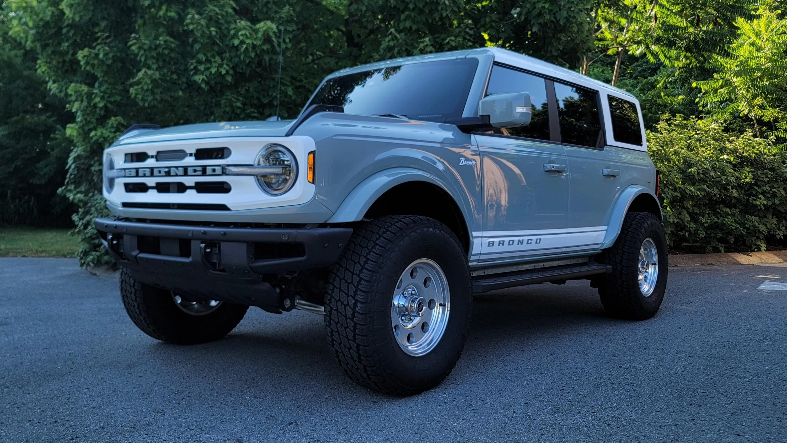 Ford Bronco Retro Build Outerbanks Bronco featuring white roof, grill, stripes 1657557815977
