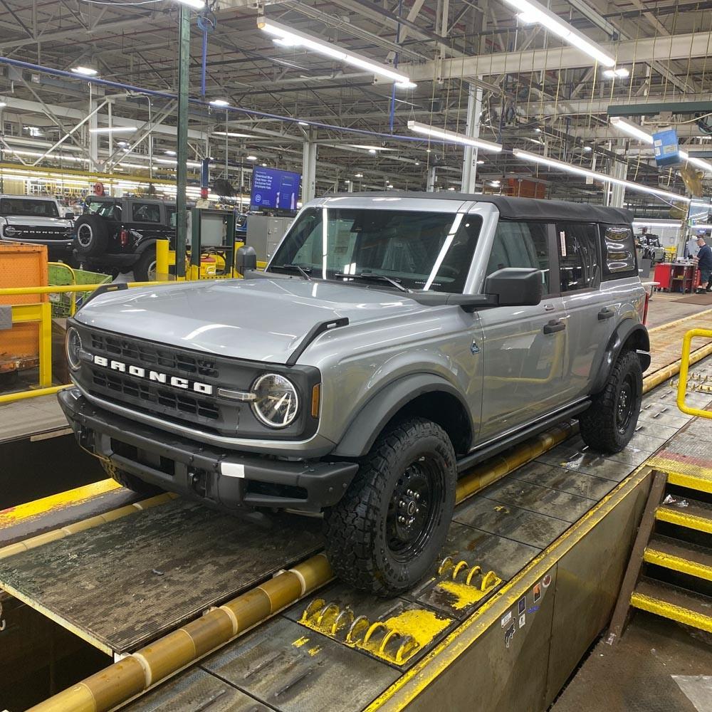 Ford Bronco ICONIC SILVER Bronco Club assy line bronc