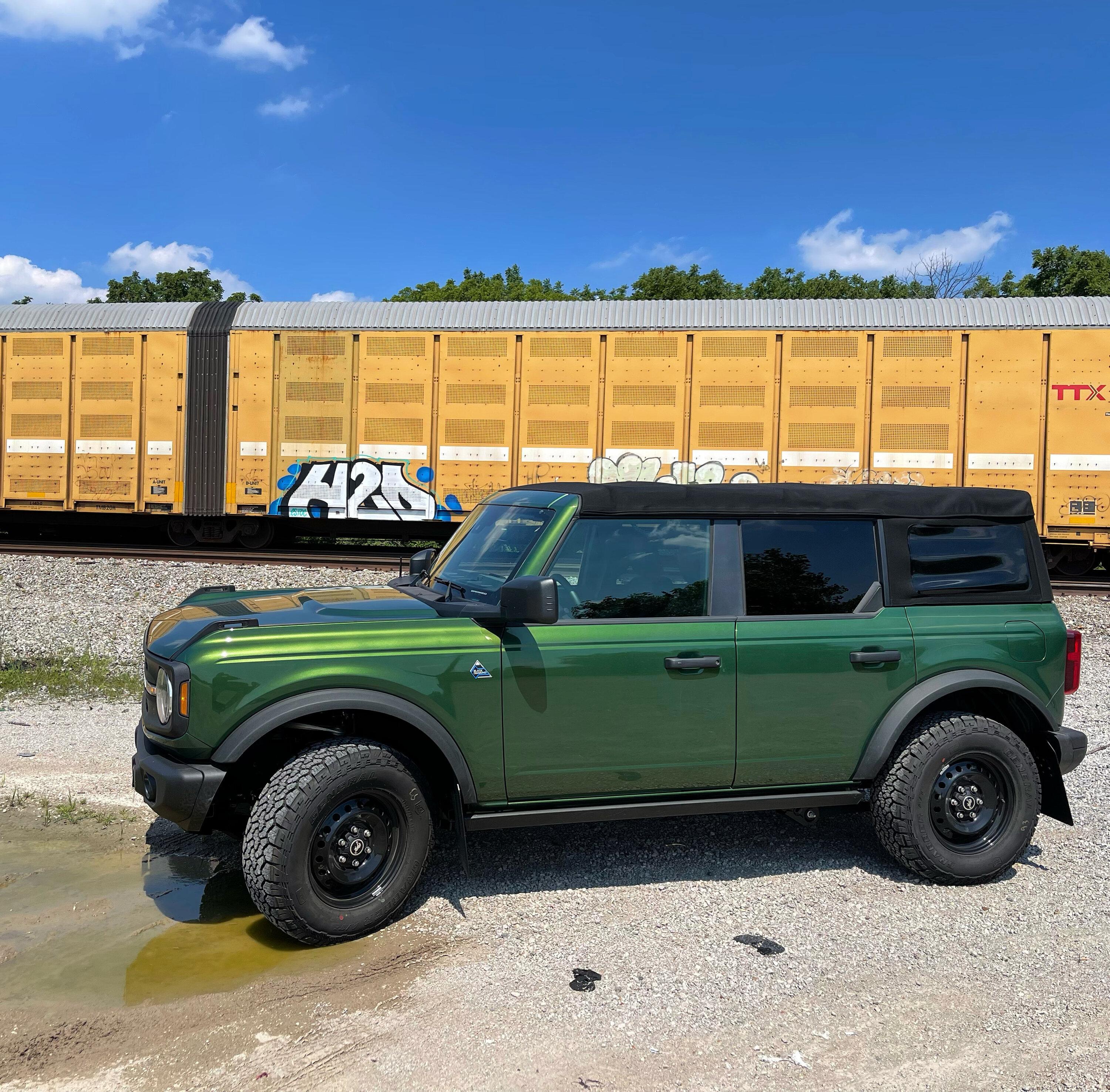 Ford Bronco ERUPTION GREEN Bronco Club 255086AD-A5D9-461B-9C59-53A71DBDEA7A.JPG