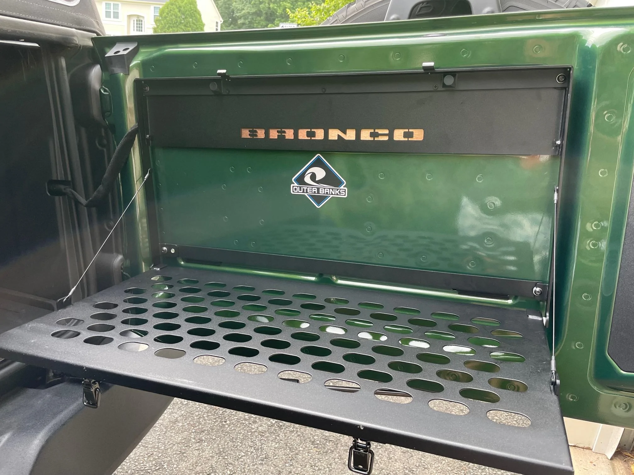 Ford Bronco Tailgate table and Diabolical slipstream installation 47D25715-357B-4962-AFFF-D944E7F7AB01