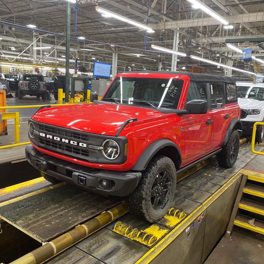 Ford Bronco Ultimate Black Diamond Non-Sasquatch pics thread Elsa_on_Assembly_line