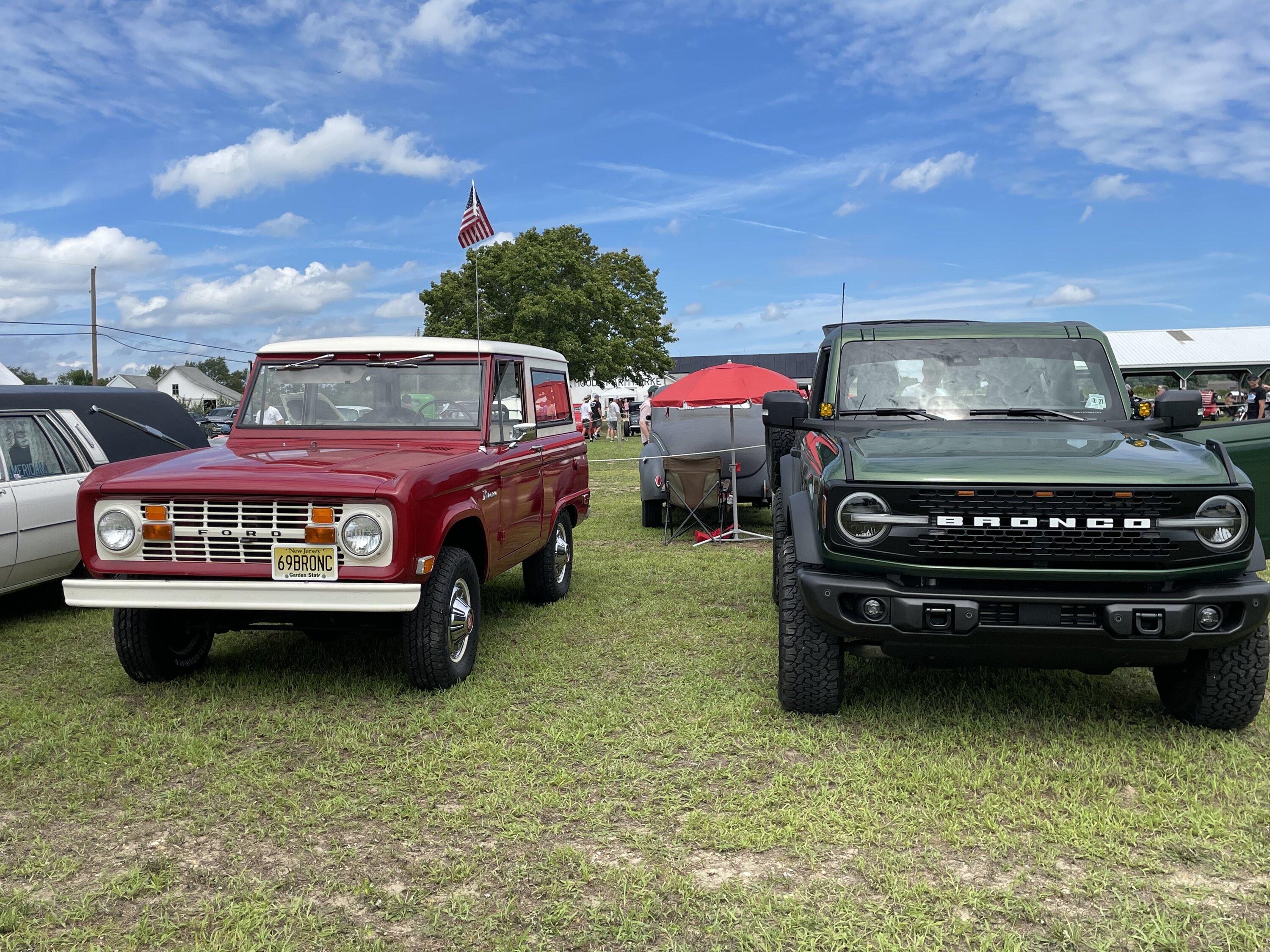 Ford Bronco 69 and 22 side by side 69378C77-64BB-4B9E-8C6A-4182EA775EB1