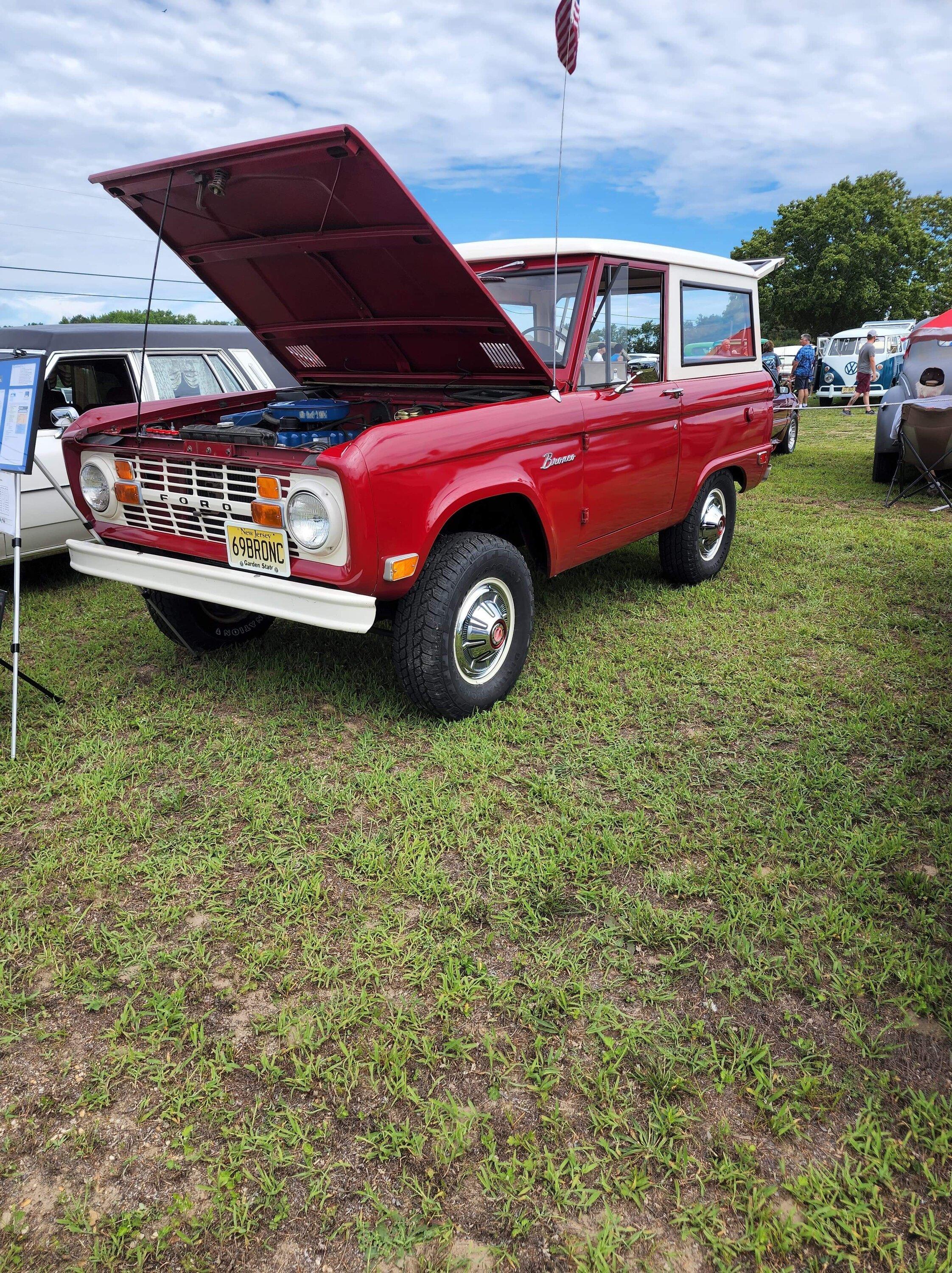Ford Bronco 69 and 22 side by side 2D55071F-CE9F-4209-8AC6-CD12408032EB