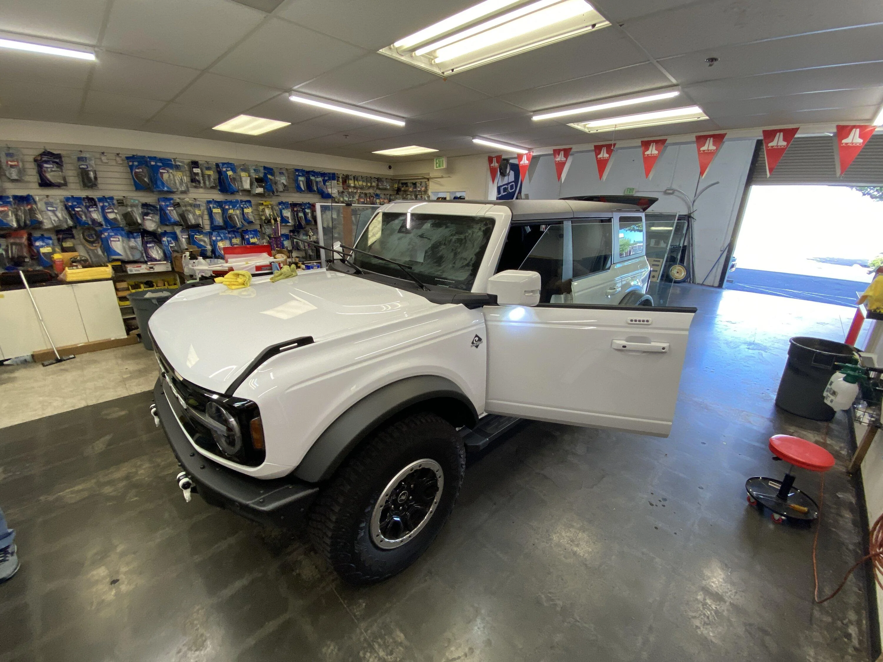 Ford Bronco YETI Bronco - Outerbanks SAS with 17" Beadlocks and 37" BFG KM3 IMG_5280