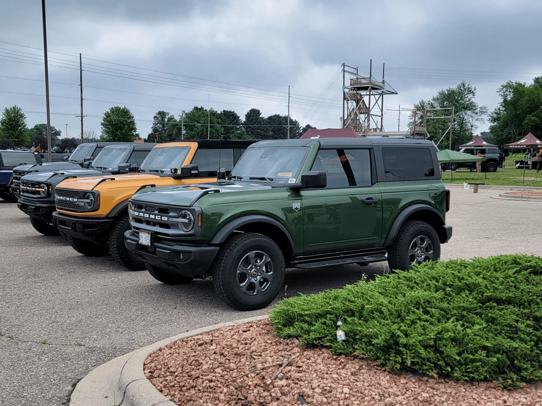 Ford Bronco Weird Request - Eruption Green & Cyber Orange side-by-side pics? 1660689664244