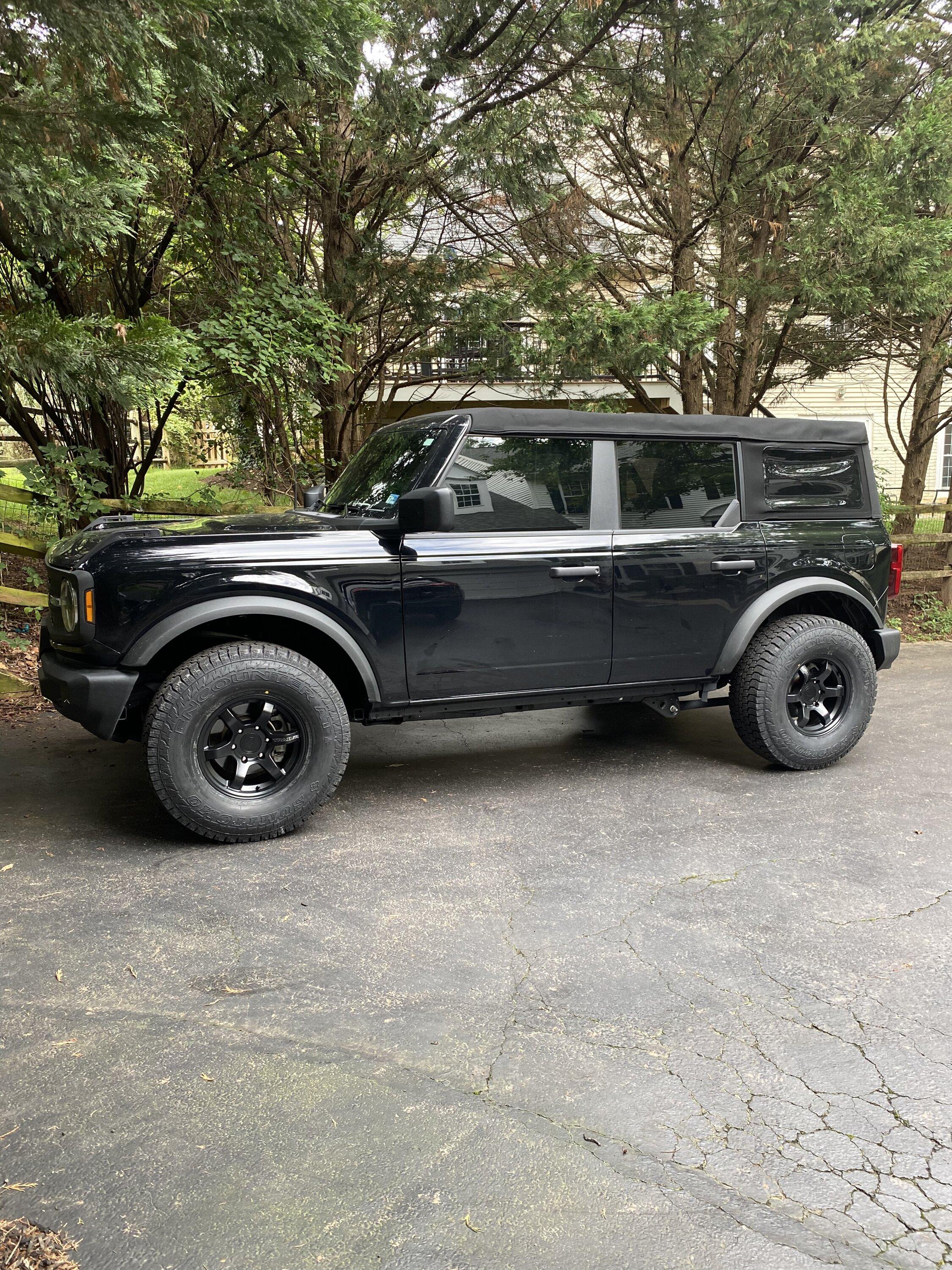 Ford Bronco SHADOW BLACK Bronco Club 9734D604-7EFF-4C30-BACF-20BF480E06AE